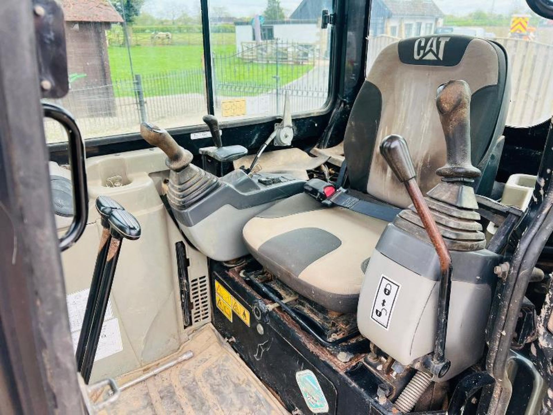 CATERPILLAR 302C TRACKED EXCAVATOR C/W QUICK HITCH & BUCKET  - Image 12 of 17