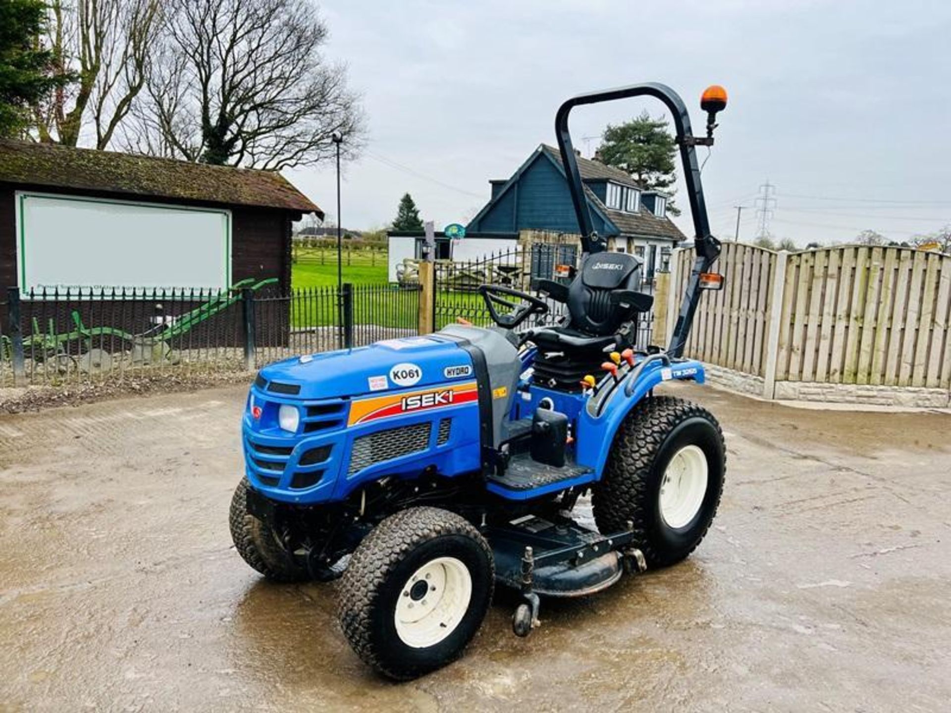 ISEKI TM3265 4WD COMPACT TRACTOR *446 HOURS* C/W MOWER DECK & ROLE BAR - Image 9 of 12