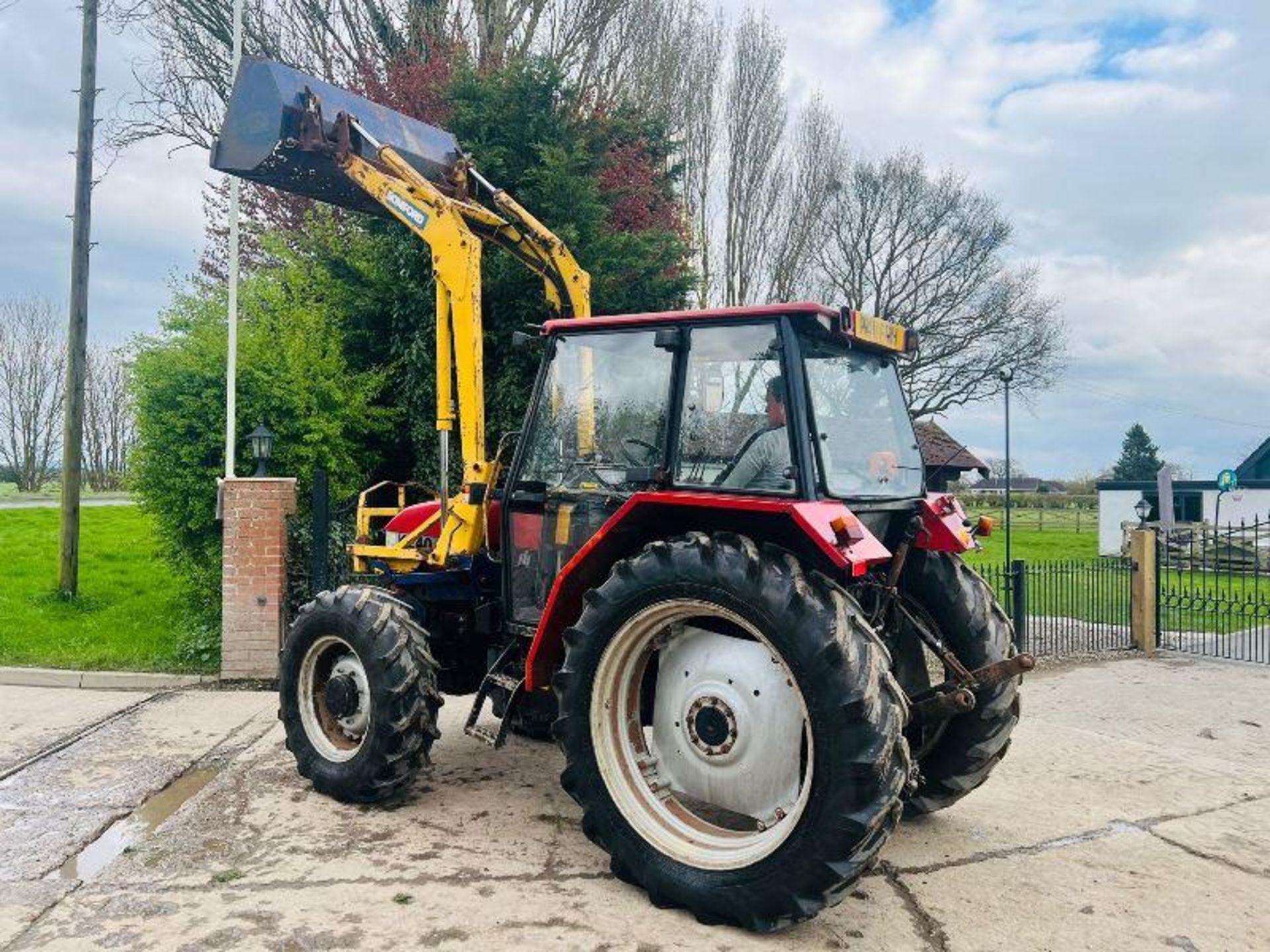 CASE 4240 4WD TRACTOR C/W FRONT LOADER, BUCKET & PALLET TINES - Image 15 of 17