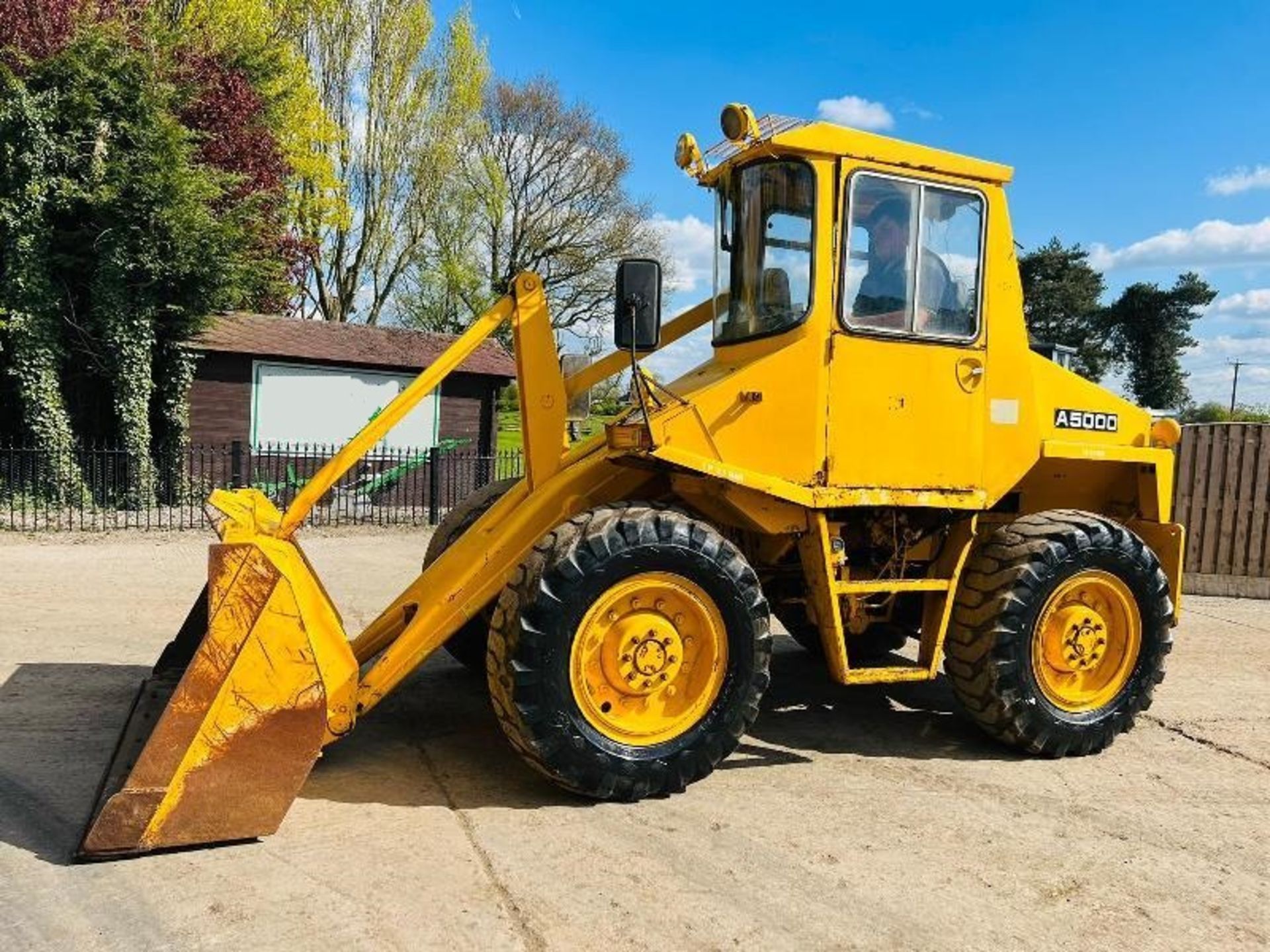 MUIR HILL A5000 4WD LOADING SHOVEL C/W PERKINS ENGINE & 4 WHEEL STEER