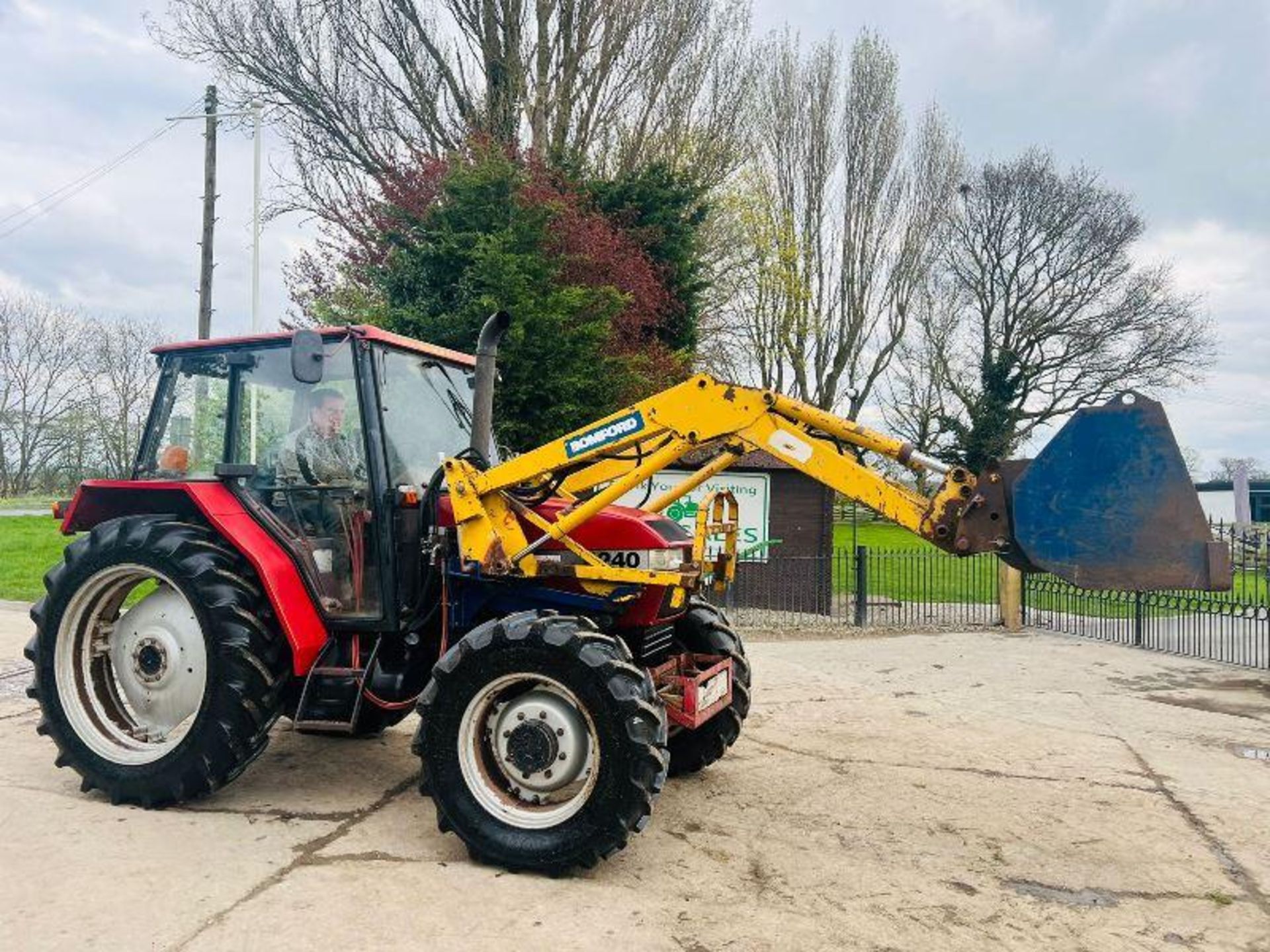 CASE 4240 4WD TRACTOR C/W FRONT LOADER, BUCKET & PALLET TINES - Bild 7 aus 17