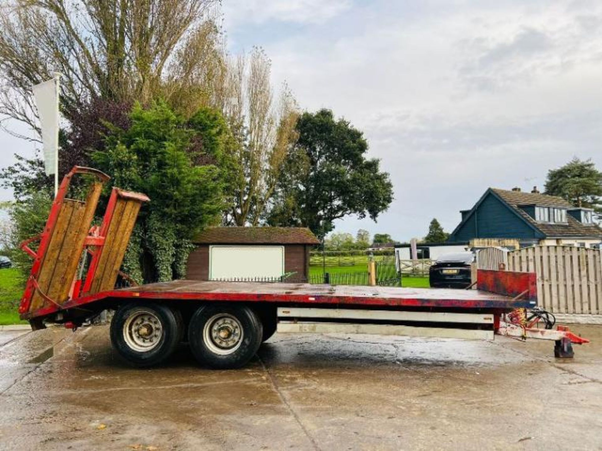 TWIN AXLE DRAG TRAILER C/W HYDRAULIC RAMPS