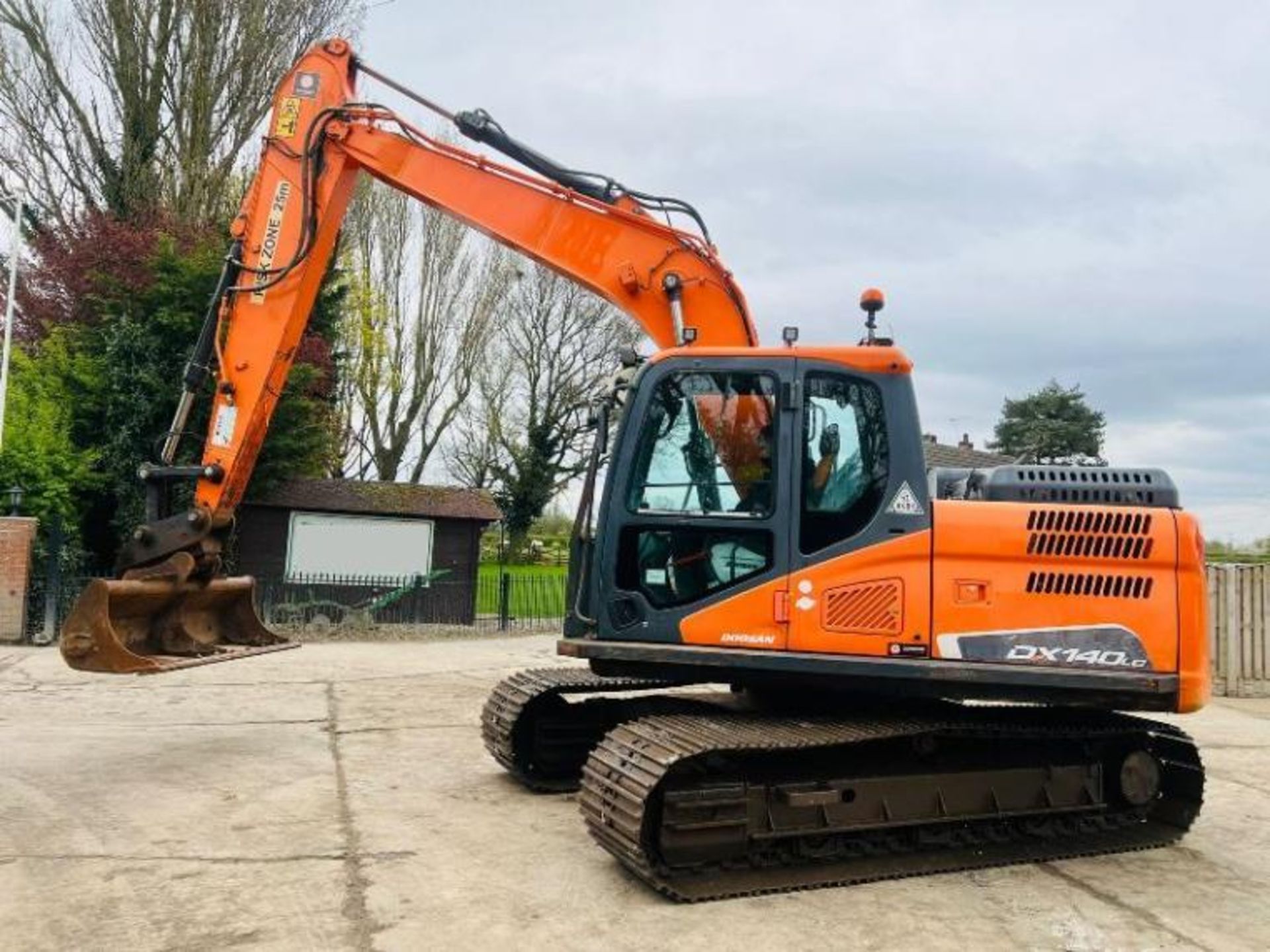 DOOSAN DX140LCR TRACKED EXCAVATOR *YEAR 2015* C/W QUICK HITCH & BUCKET - Image 17 of 19