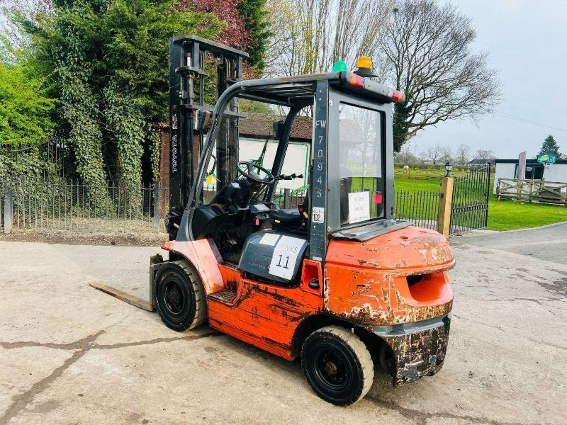 TOYOTA 25 DIESEL FORKLIFT C/W PALLET TINES - Image 4 of 12