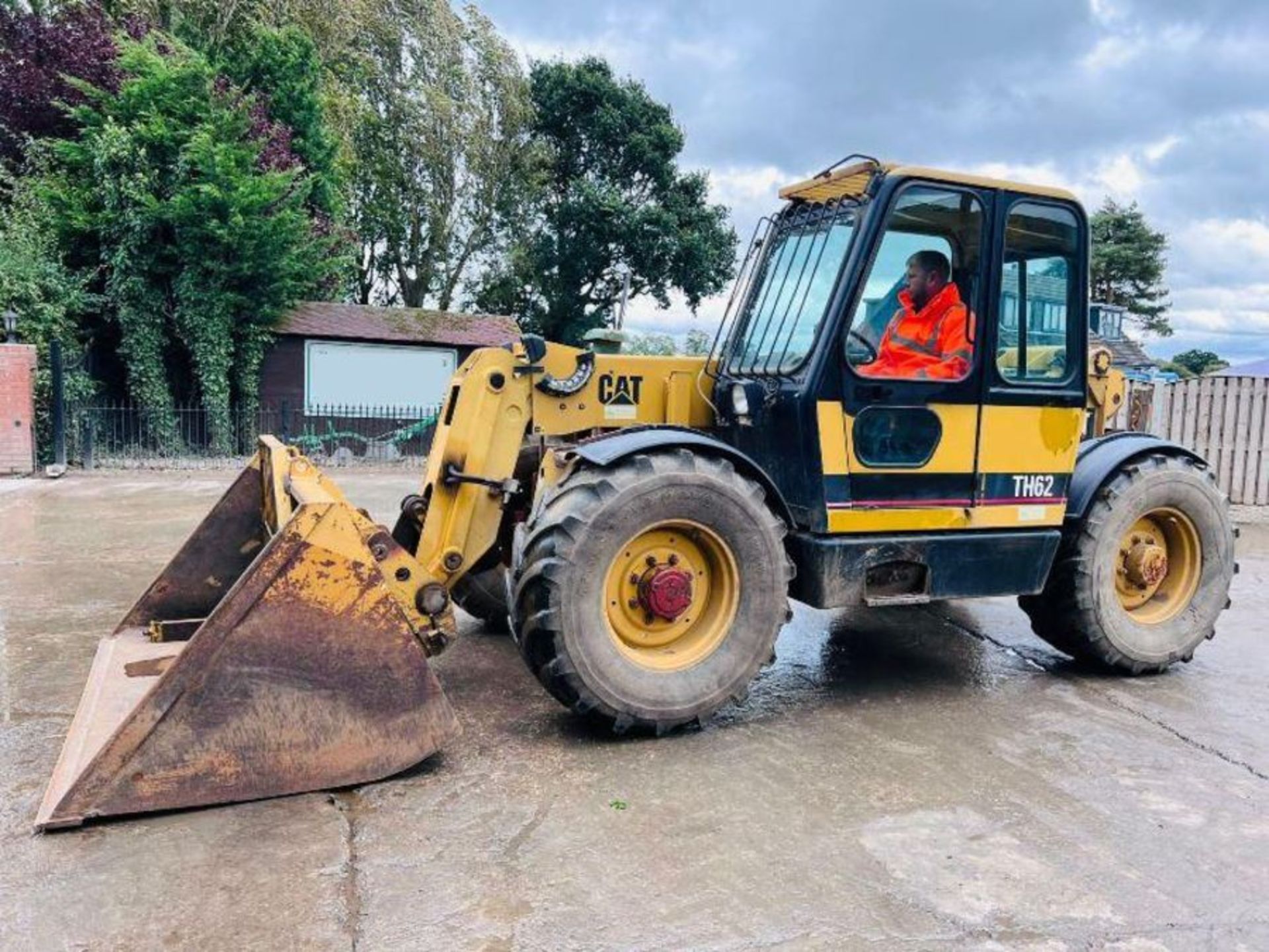 CATERPILLAR TH62 4WD TELEHANDLER *AG-SPEC* C/W PICK UP HITCH - Image 3 of 16