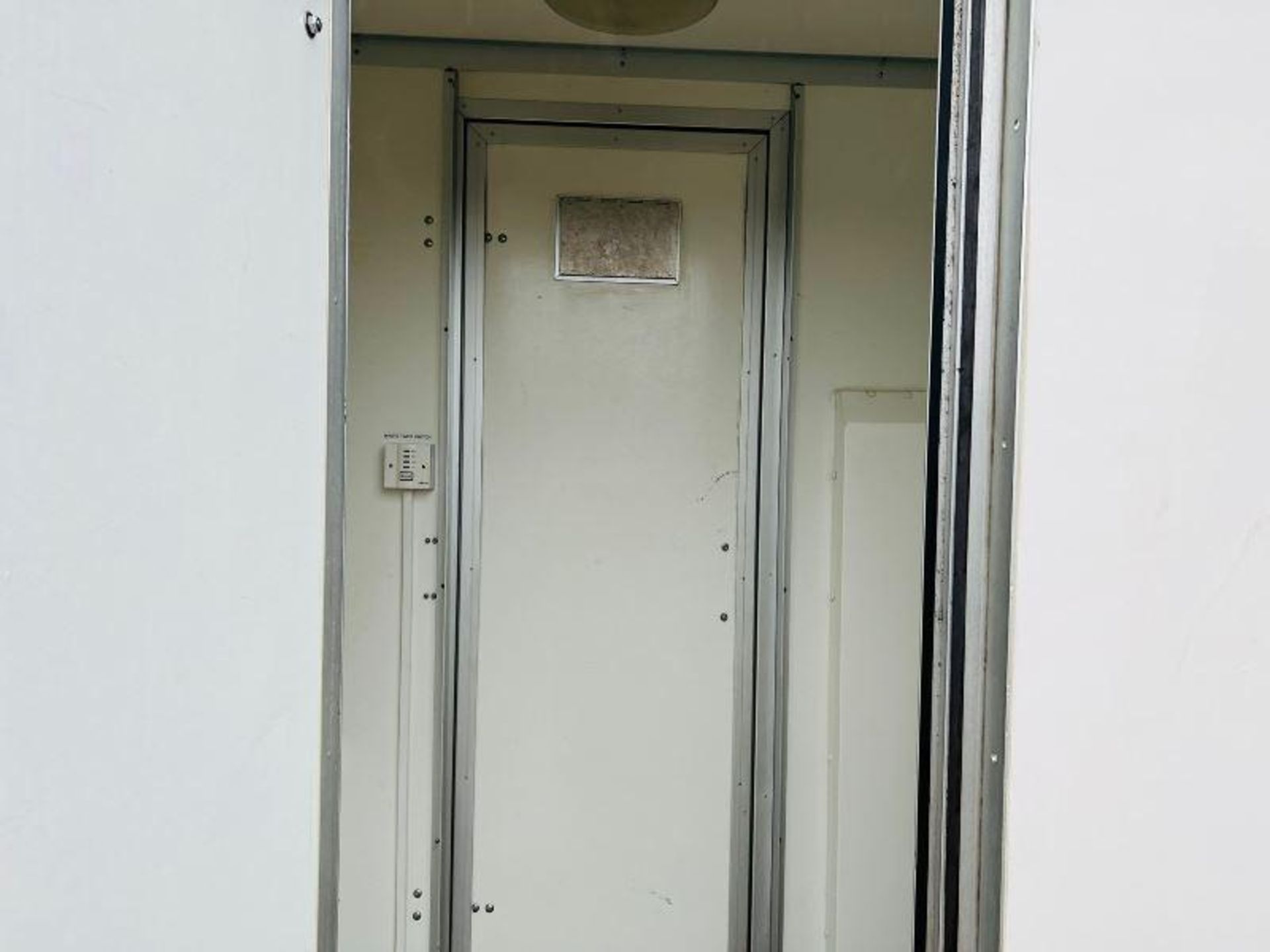 SINGLE AXLE SHOWER BLOCK C/W HONDA GENERATOR - Image 16 of 19