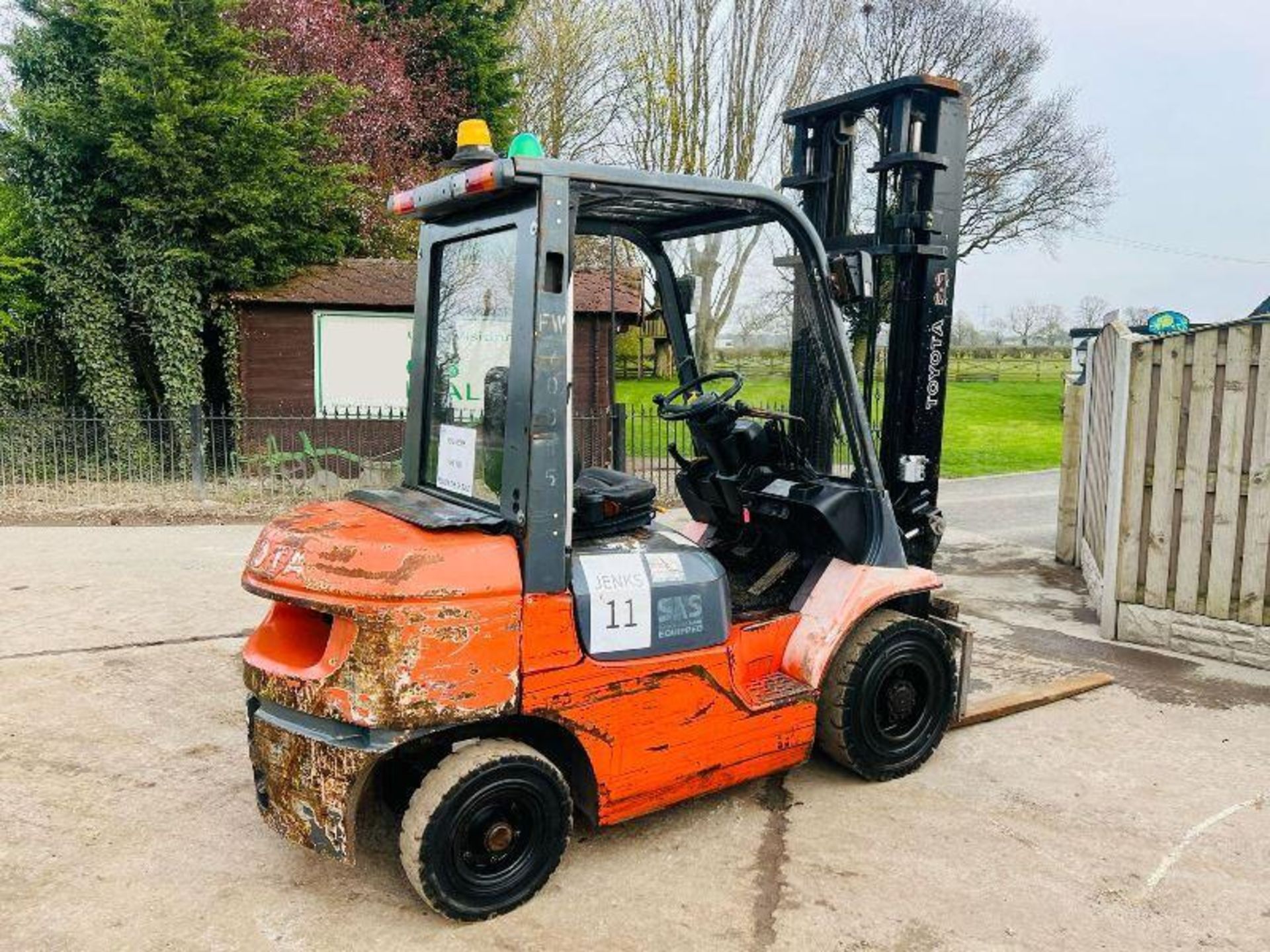 TOYOTA 25 DIESEL FORKLIFT C/W PALLET TINES - Image 10 of 12