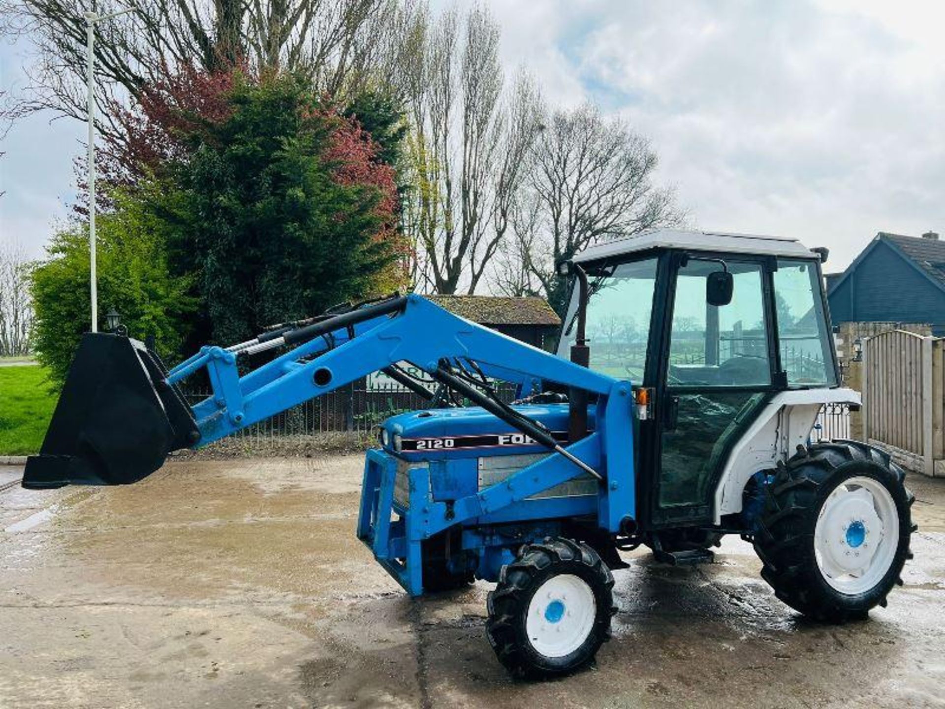 FORD 2120 4WD TRACTOR C/W FRONT LOADER AND BUCKET - Bild 8 aus 18