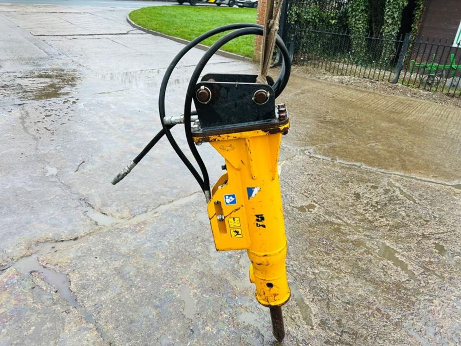 HYDRAULIC BREAKER TO SUIT 3 TON EXCAVATOR QUICK HITCH C/W PIPES - Bild 2 aus 6