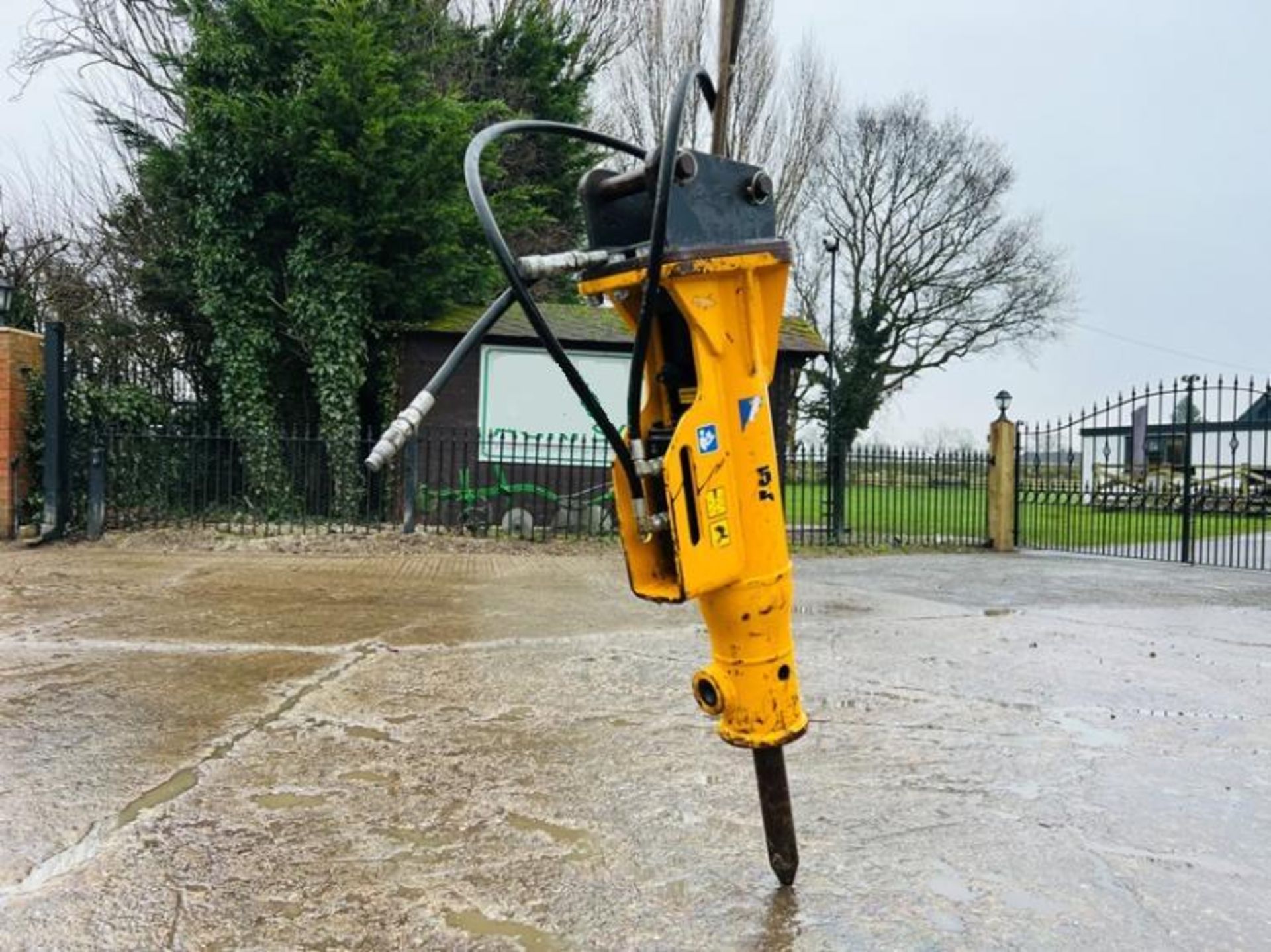HYDRAULIC BREAKER TO SUIT 3 TON EXCAVATOR QUICK HITCH C/W PIPES