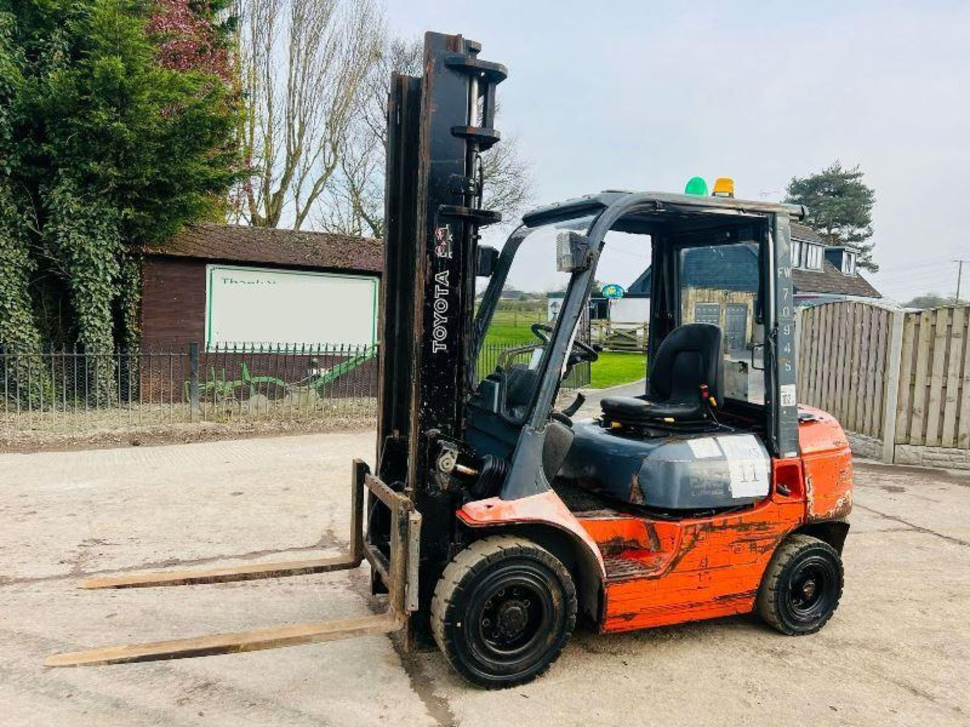 TOYOTA 25 DIESEL FORKLIFT C/W PALLET TINES - Image 2 of 12