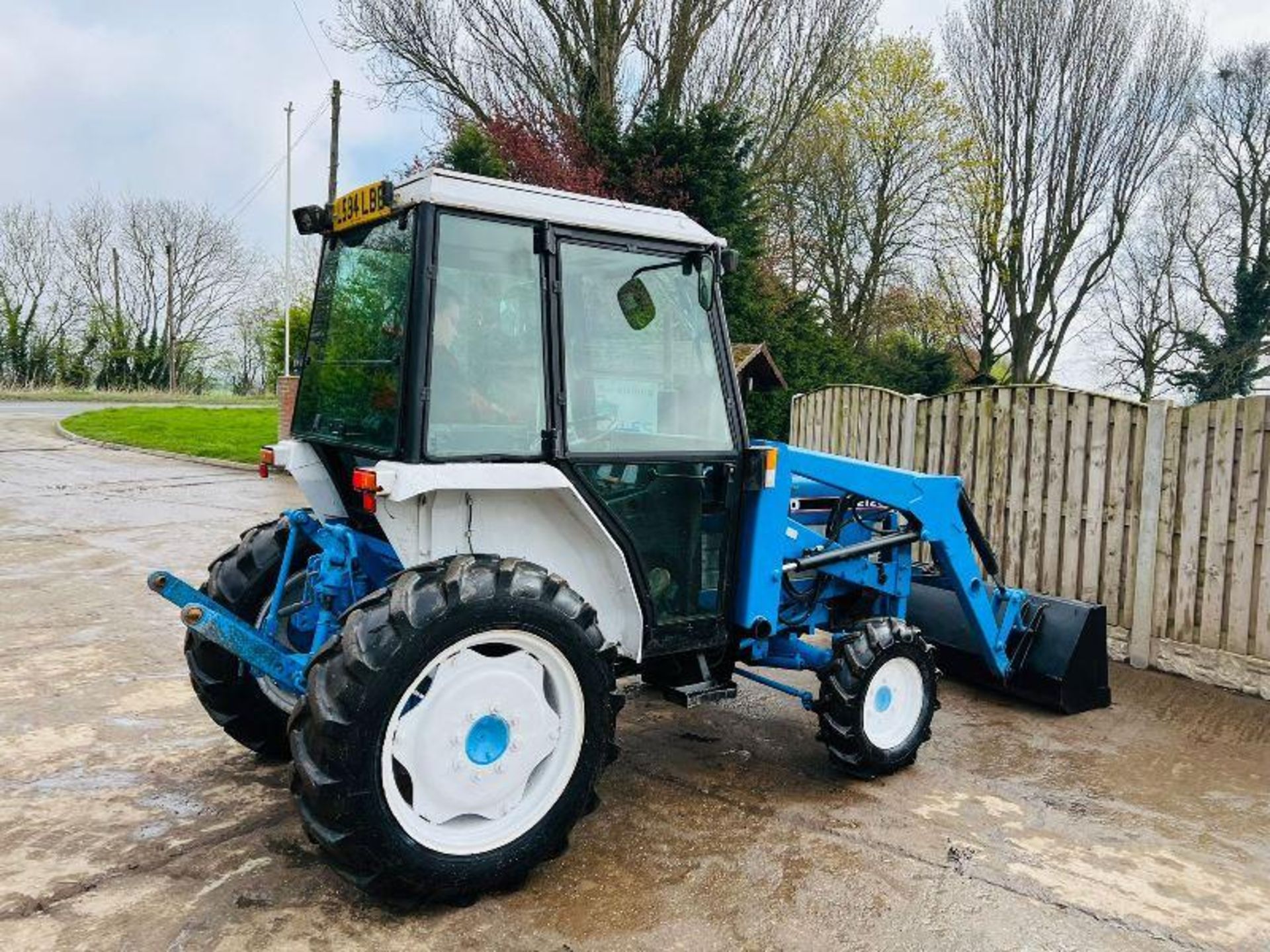 FORD 2120 4WD TRACTOR C/W FRONT LOADER AND BUCKET - Bild 12 aus 18