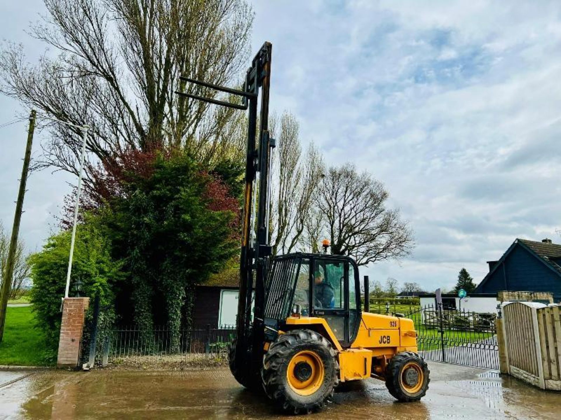 JCB 926 ROUGH TERRIAN 4WD FORKLIFT C/W PALLET TINES - Image 2 of 16