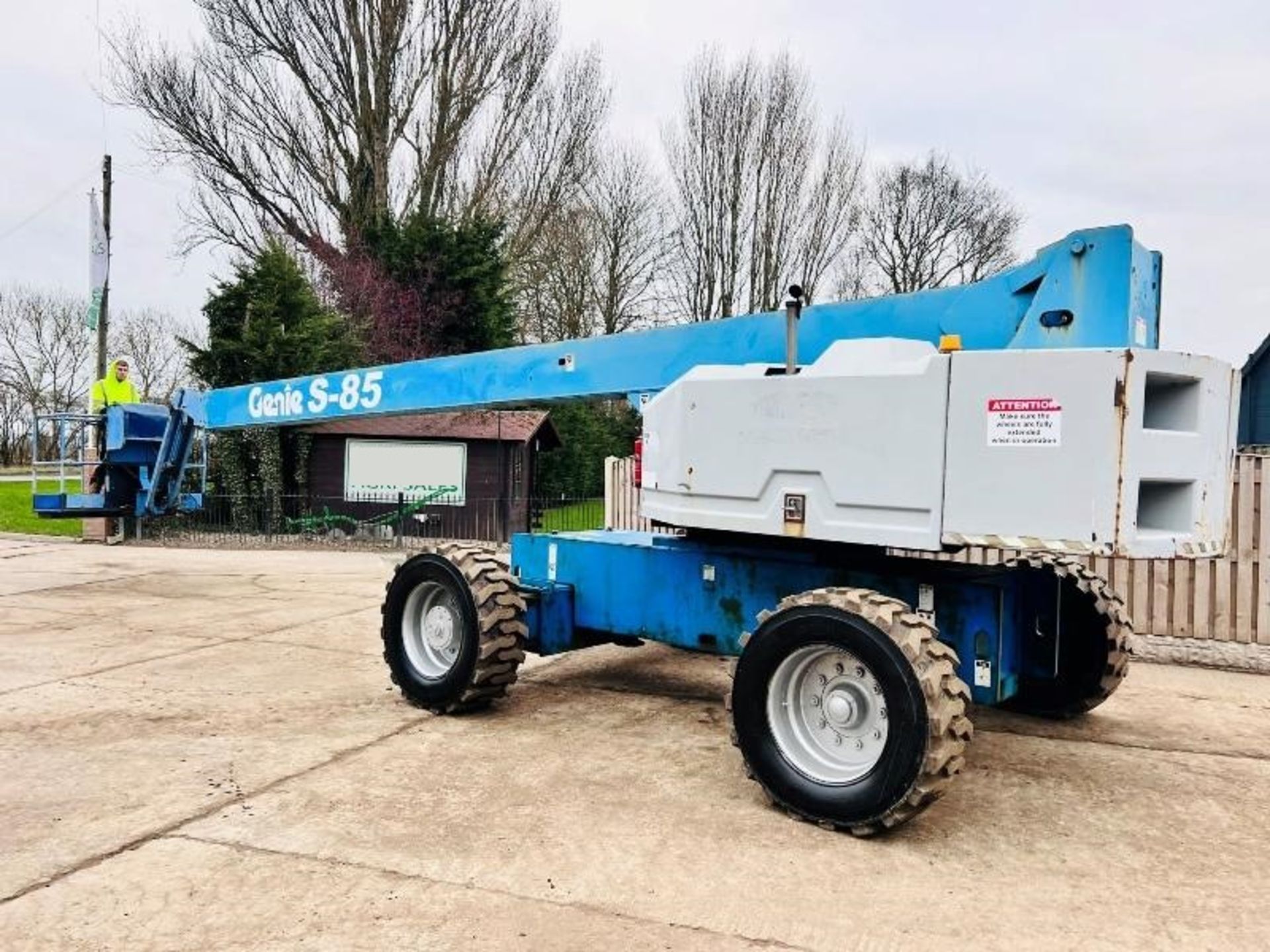GENIE S85 AIREL PLATFORM * 85 FOOT WORKING HEIGHT * C/W HYDRAULIC PUSH OUT AXLES - Image 8 of 17