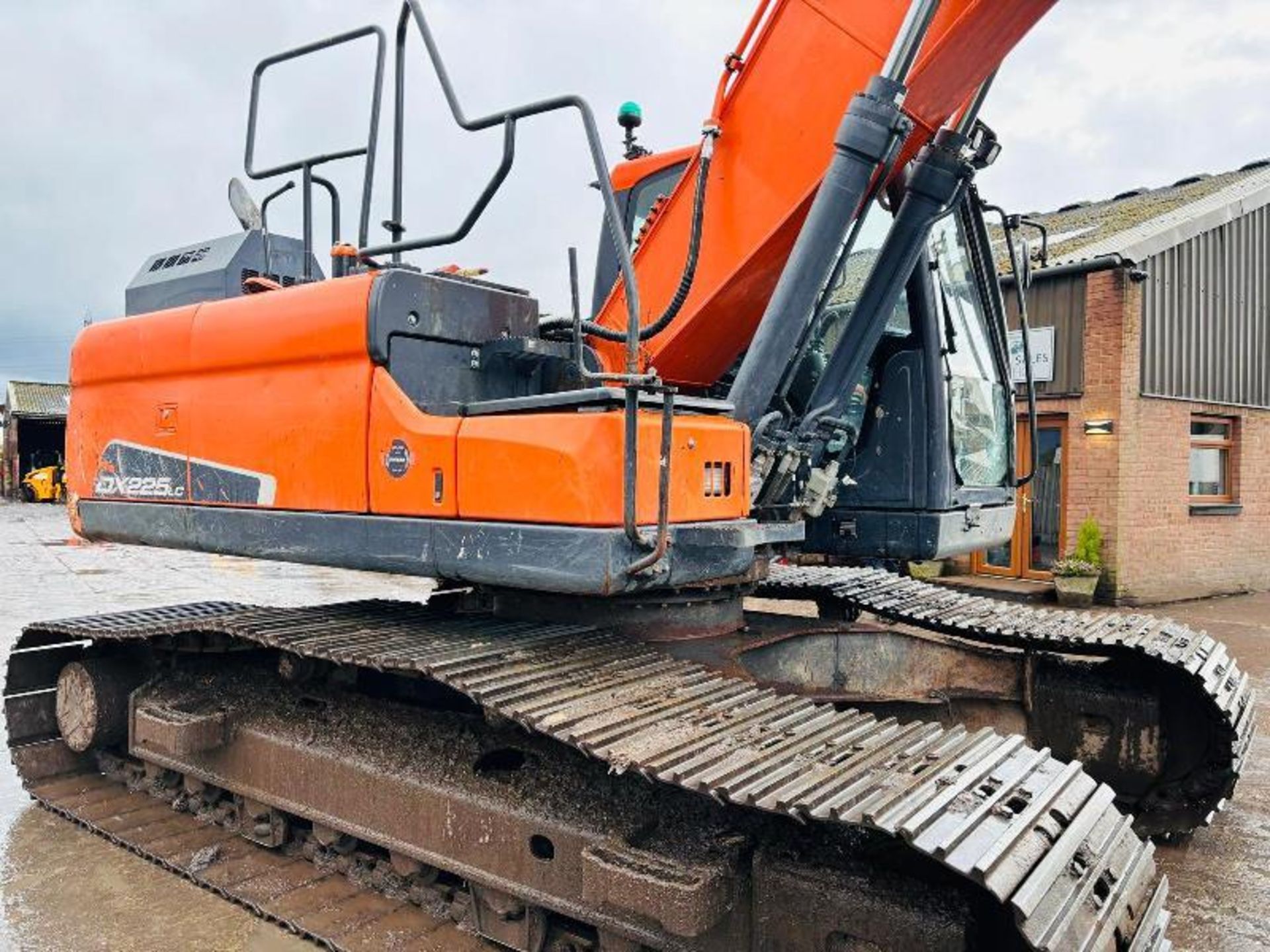 *RESERVE REDUCED* DOOSAN DX225LC-5 TRACKED EXCAVATOR *YEAR 2019* C/W BUCKET - Image 5 of 18