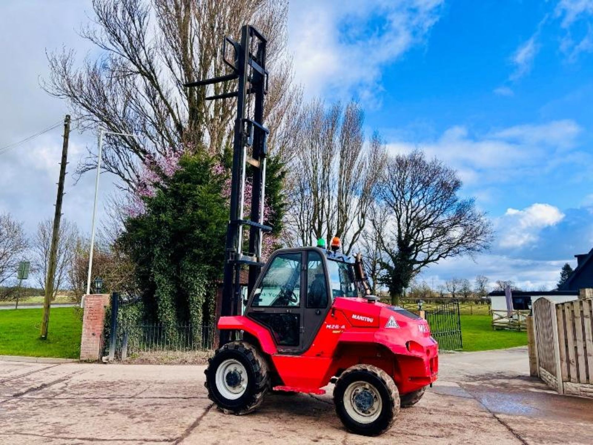 MANITOU M26-4 ROUGH TERRIAN 4WD FORKLIFT *YEAR 2017* C/W PALLET TINES - Image 2 of 16