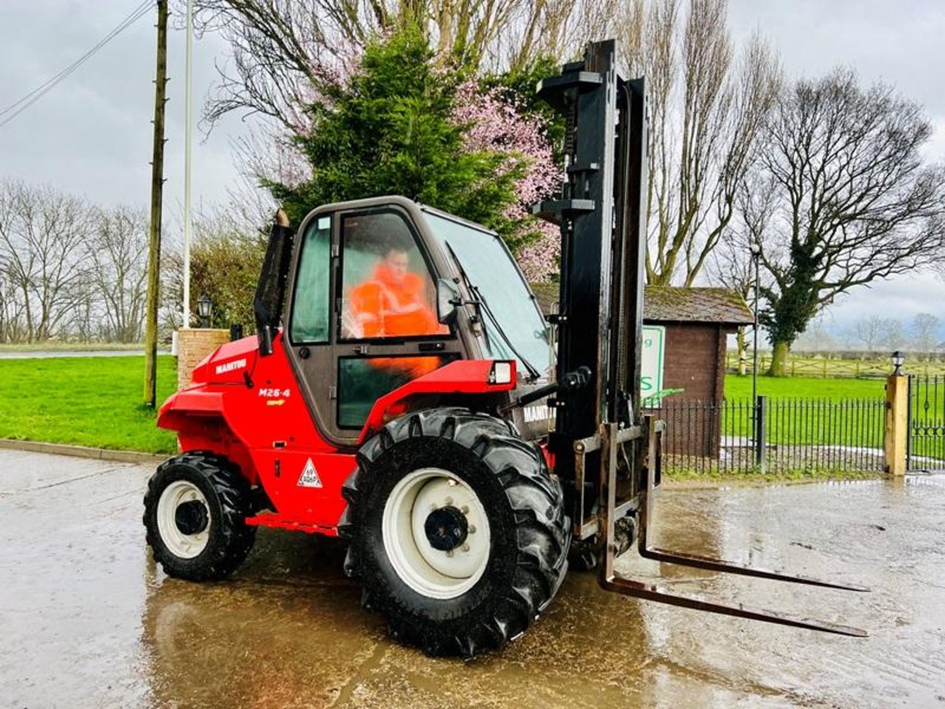 MANITOU M26-4 ROUGH TERRIAN 4WD FORKLIFT *YEAR 2017* C/W PALLET TINES