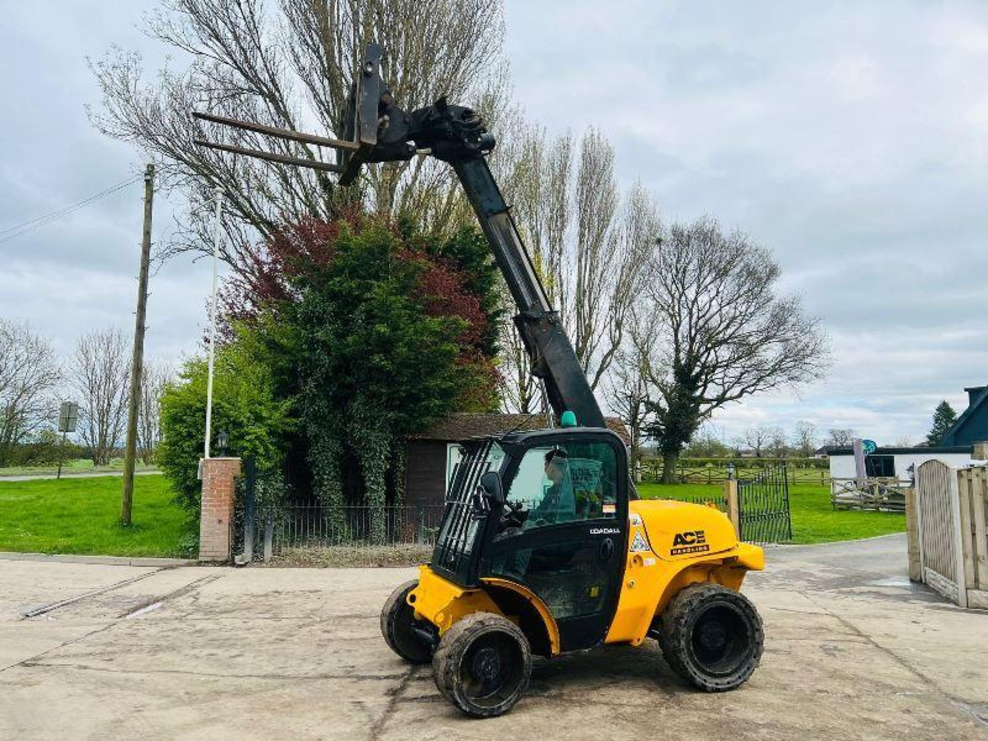 JCB 520-40 4WD TELEHANDLER *YEAR 2017* C/W PALLET TINES - Image 2 of 18