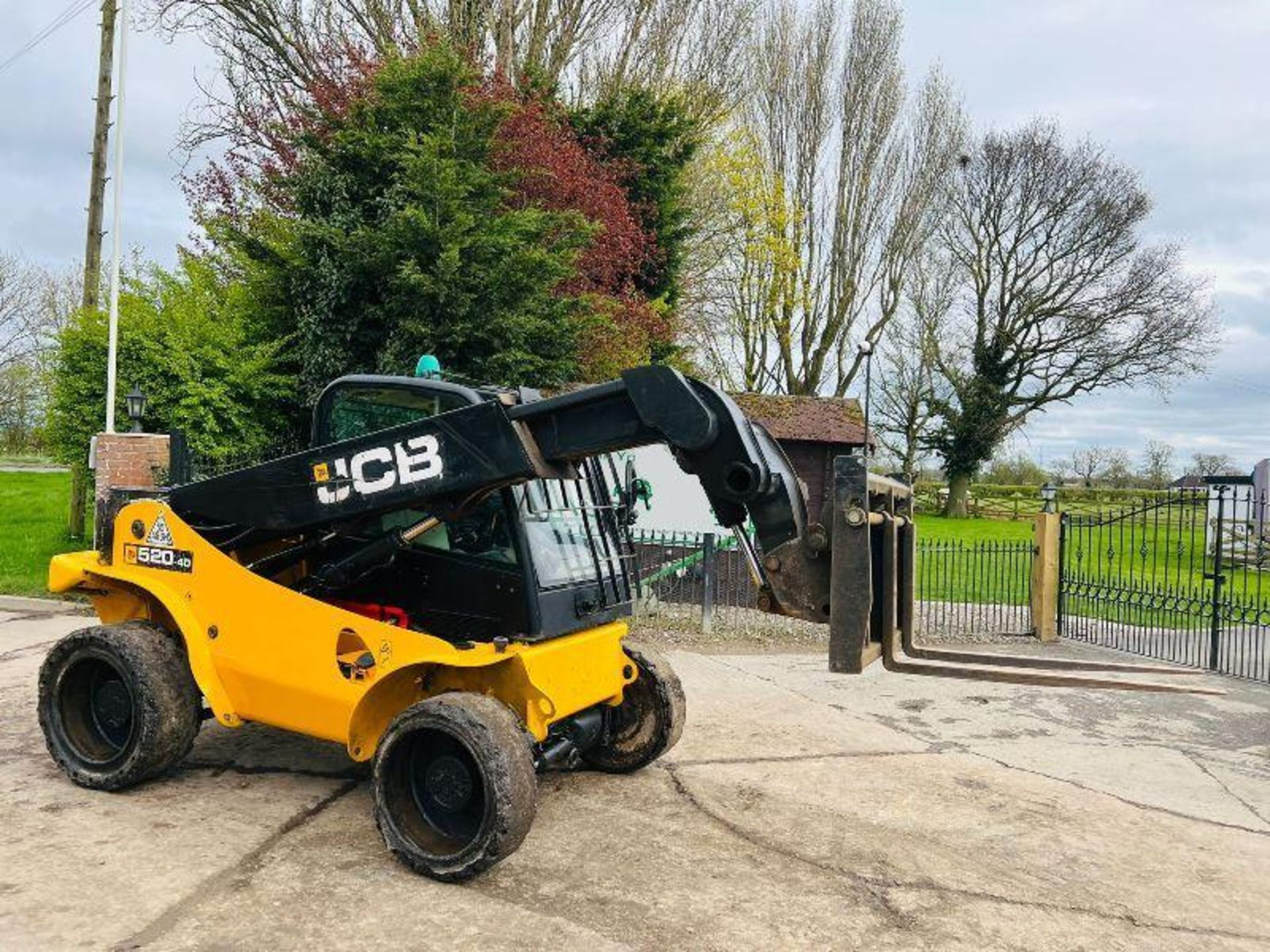 JCB 520-40 4WD TELEHANDLER *YEAR 2017* C/W PALLET TINES - Image 6 of 18