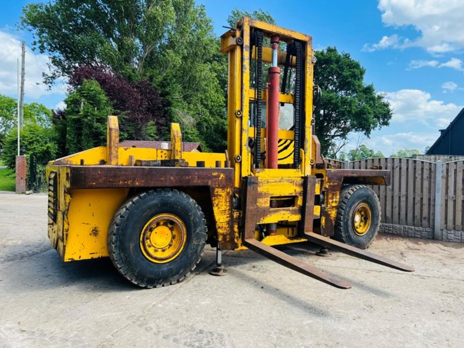 SSP SIDE LOAD DIESEL FORKLIFT C/W 2 X HYDRAULIC SUPPORT LEGS - Image 8 of 17