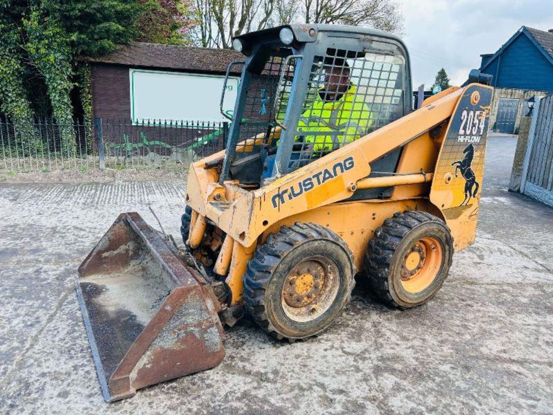 MUSTANG 2054 HI-FLOW SKIDSTEER C/W BUCKET - Image 6 of 14