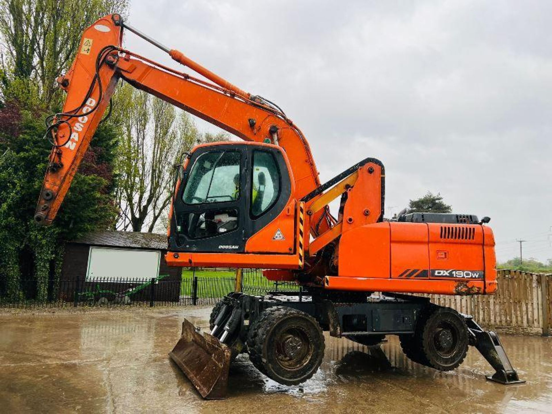 DOOSAN DX190W HIGH RISE CABIN SCRAP HANDLER *YEAR 2010* - Image 2 of 19