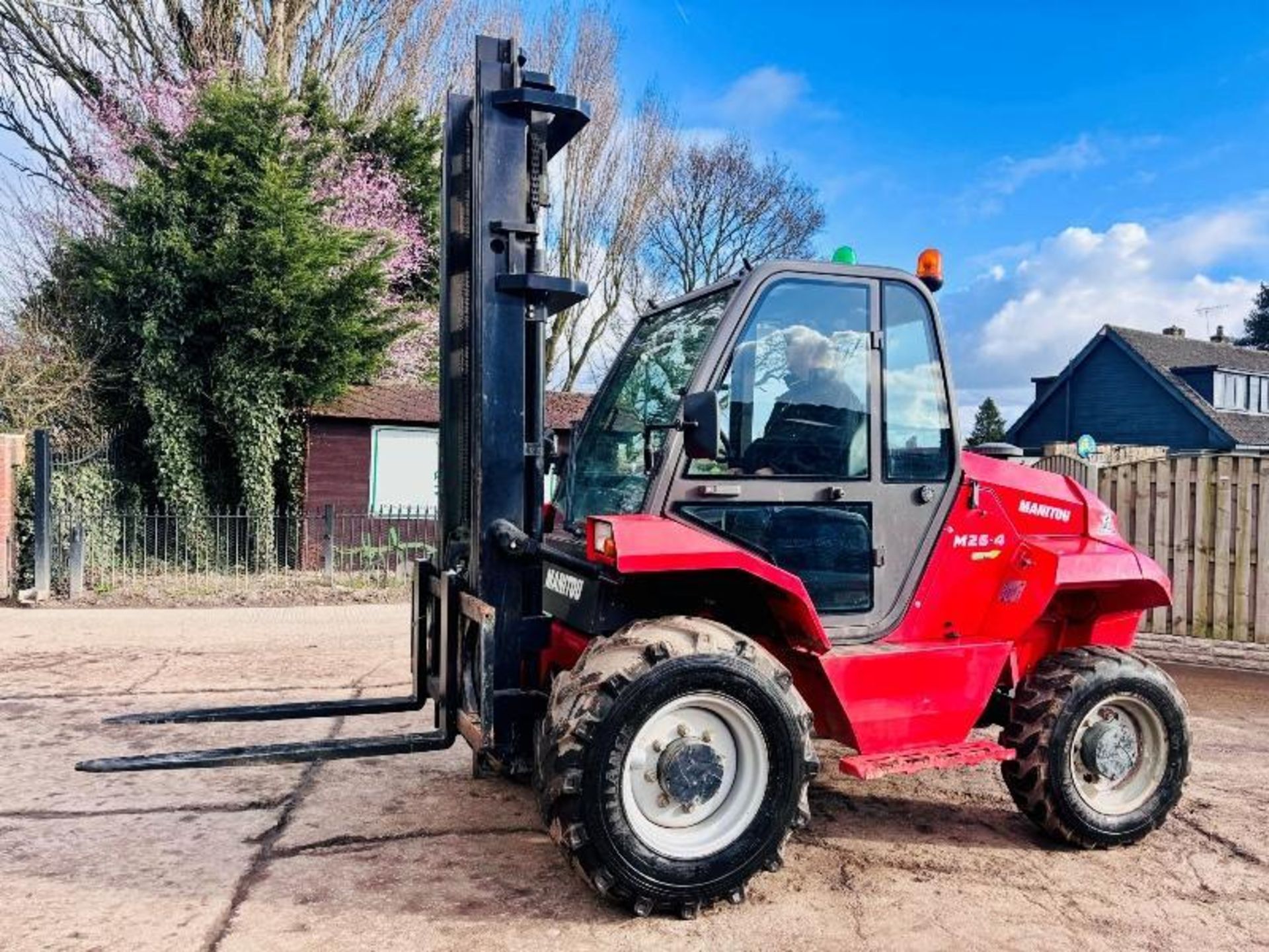 MANITOU M26-4 ROUGH TERRIAN 4WD FORKLIFT *YEAR 2017* C/W PALLET TINES