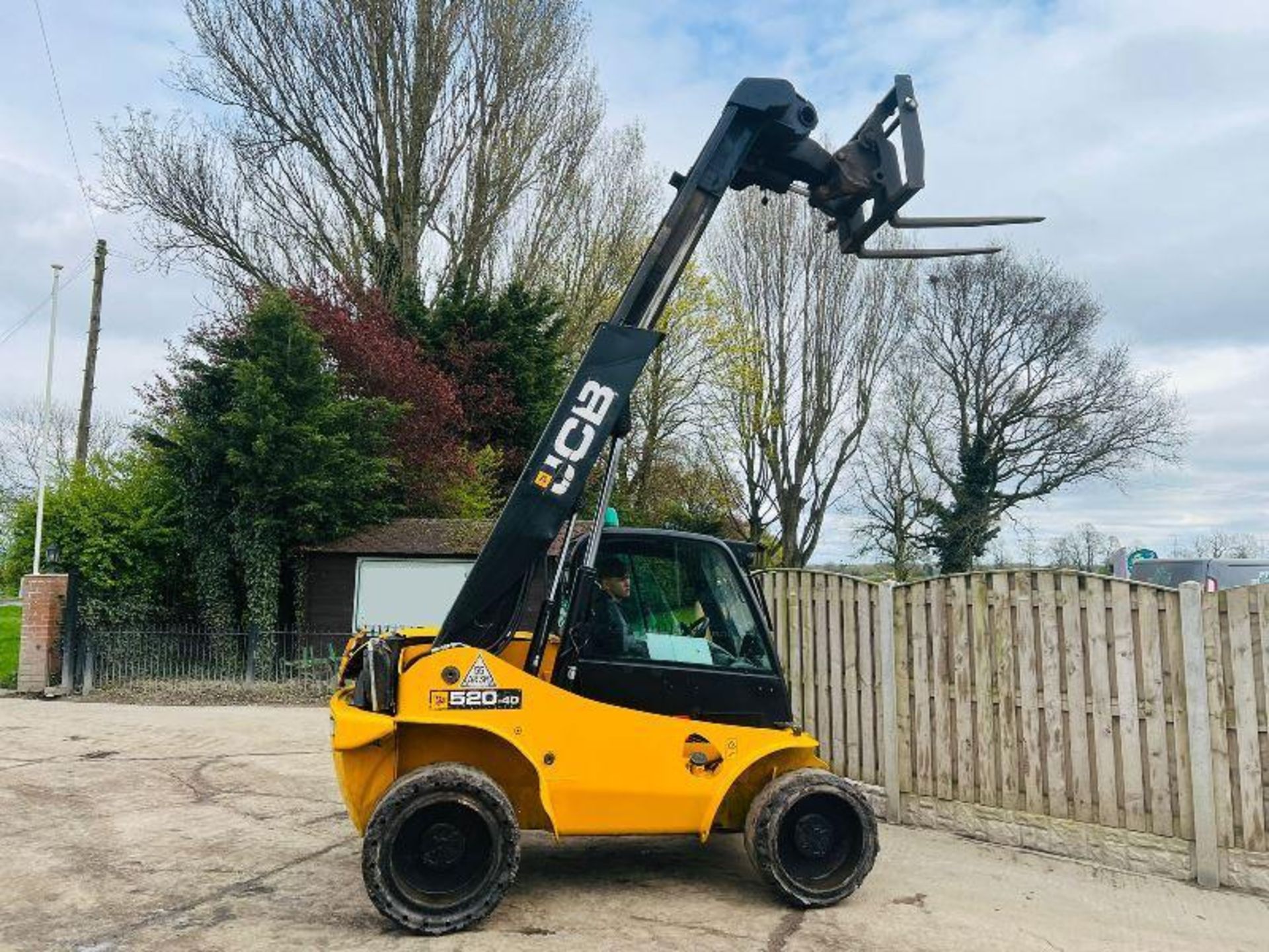 JCB 520-40 4WD TELEHANDLER *YEAR 2017* C/W PALLET TINES - Image 4 of 18