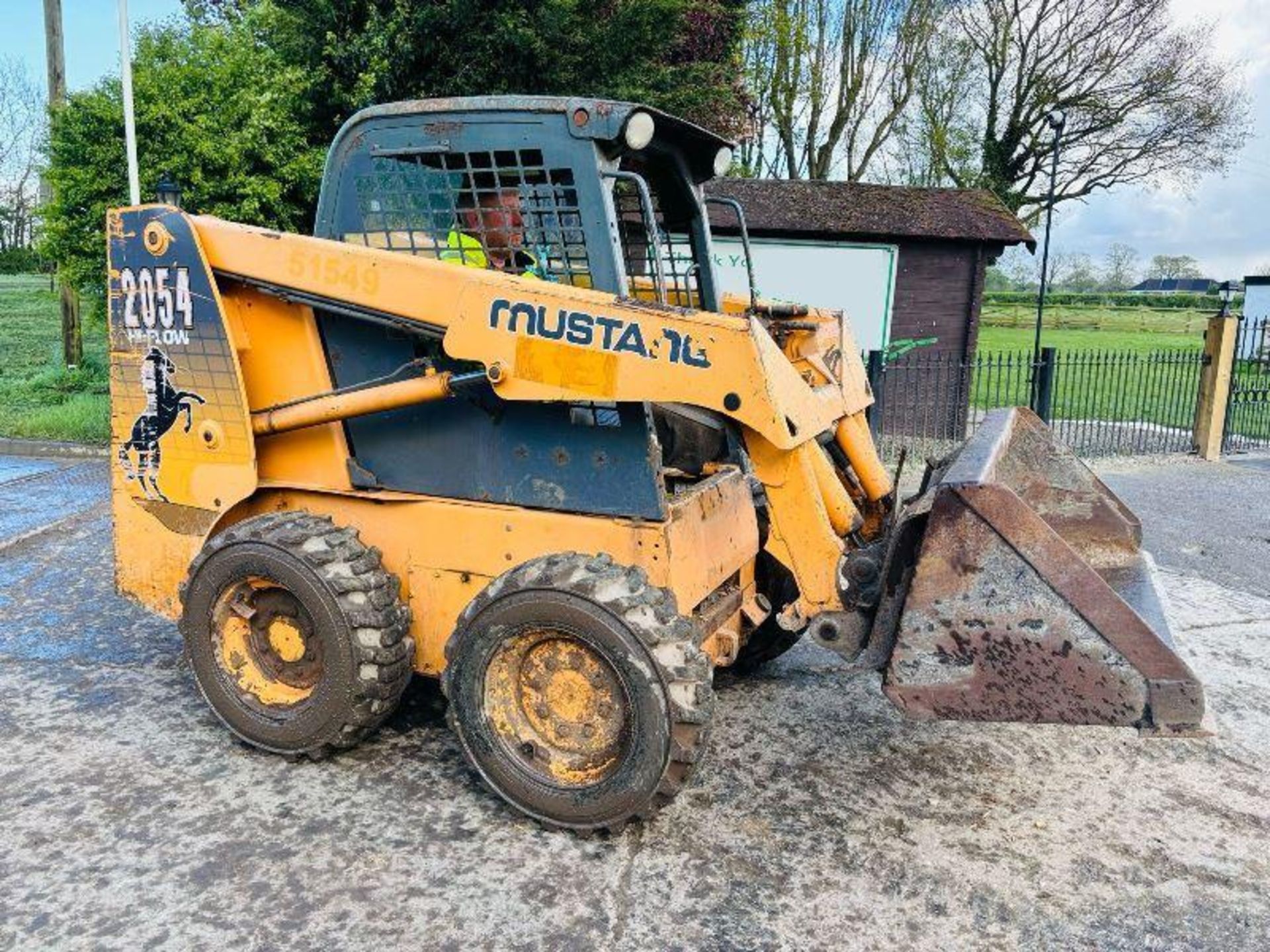 MUSTANG 2054 HI-FLOW SKIDSTEER C/W BUCKET - Image 7 of 14