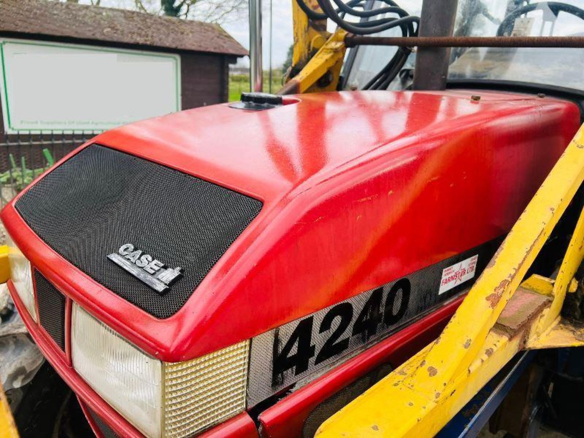 CASE 4240 4WD TRACTOR C/W FRONT LOADER, BUCKET & PALLET TINES - Image 14 of 17