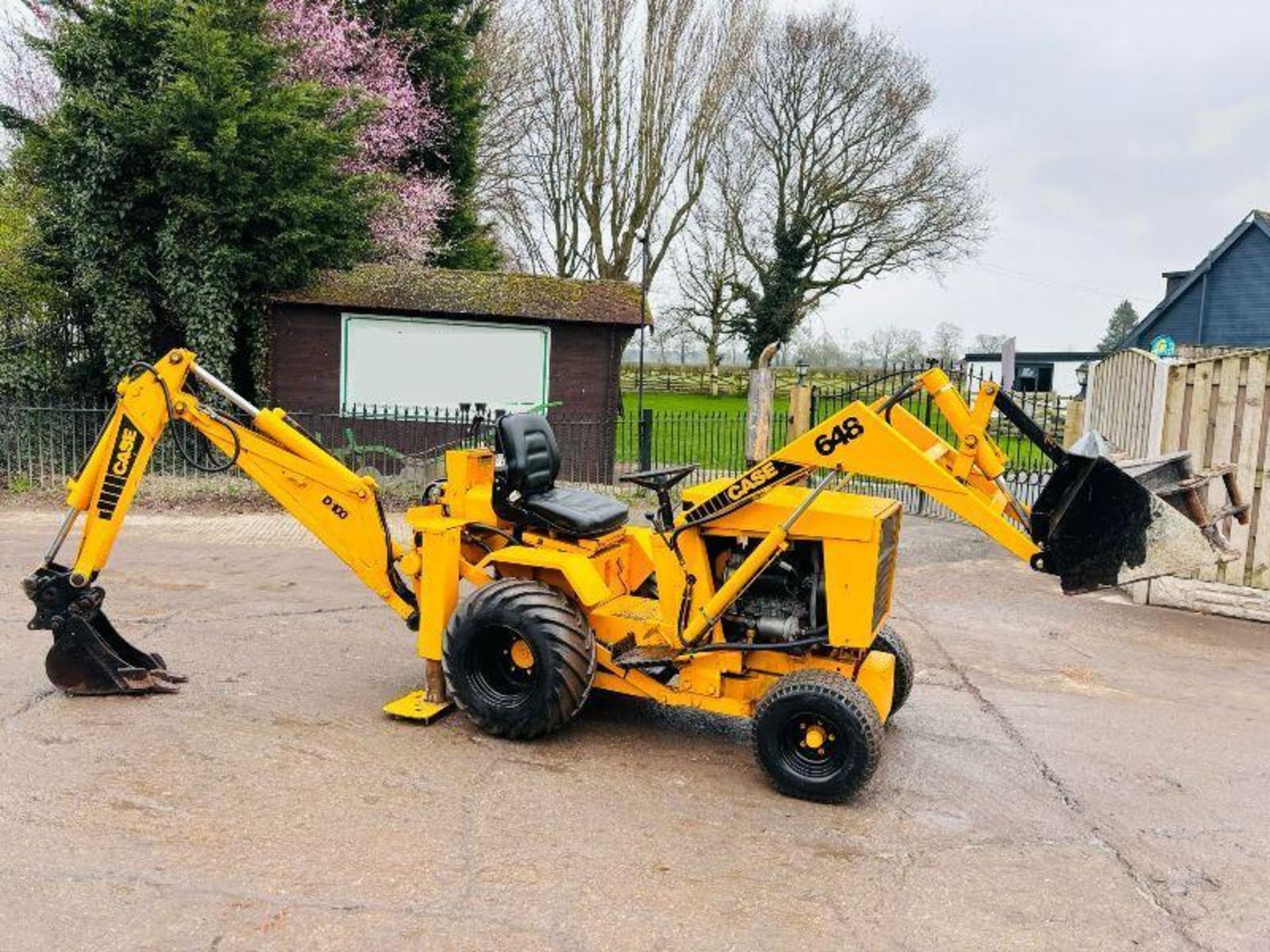 CASE 648 COMPACT BACKHOE DIGGER C/W 2 X BUCKETS