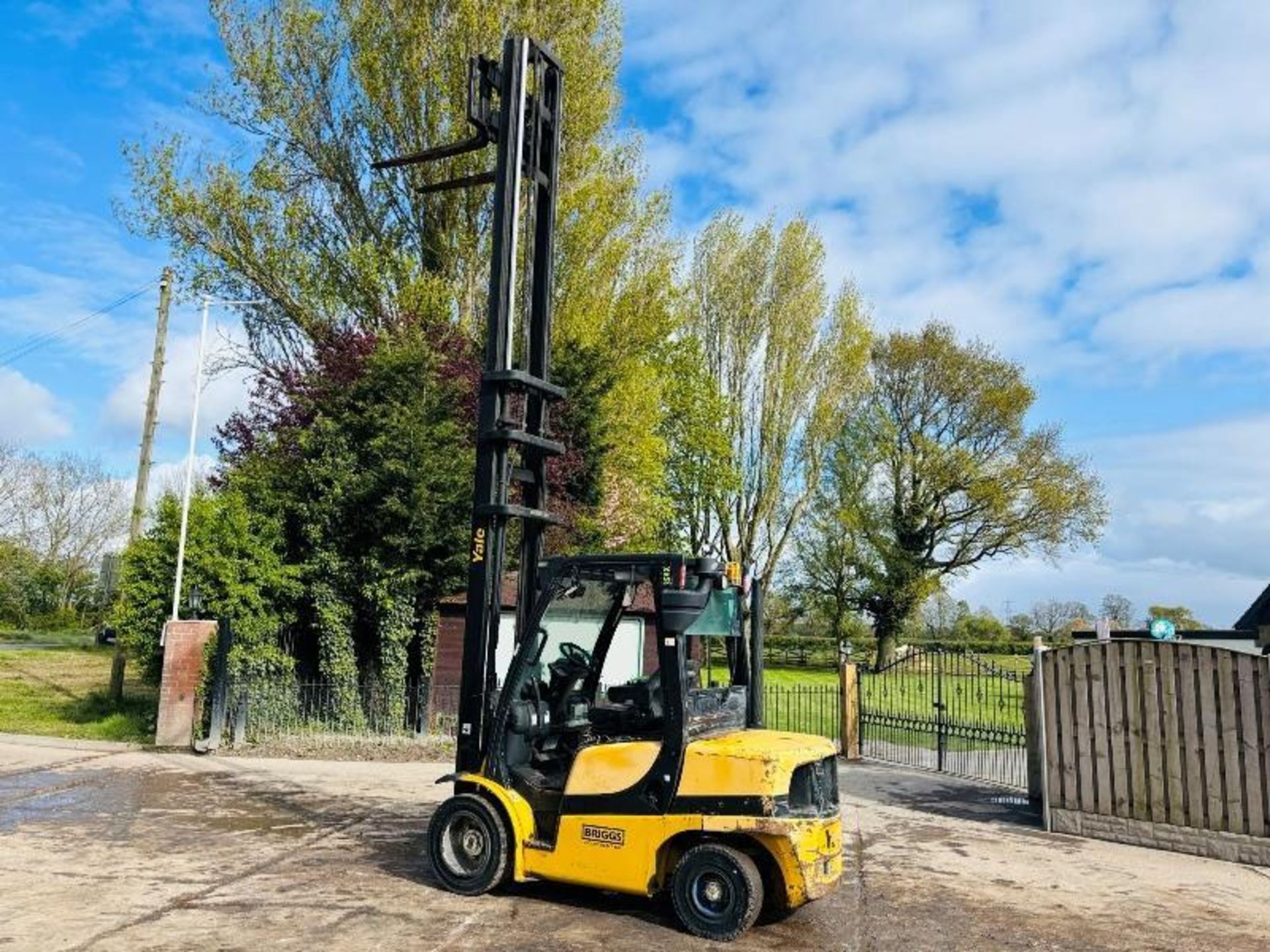 YALE GDP35 DIESEL FORKLIFT *YEAR 2011* C/W PALLET TINES & SIDE SHIFT  - Image 4 of 11