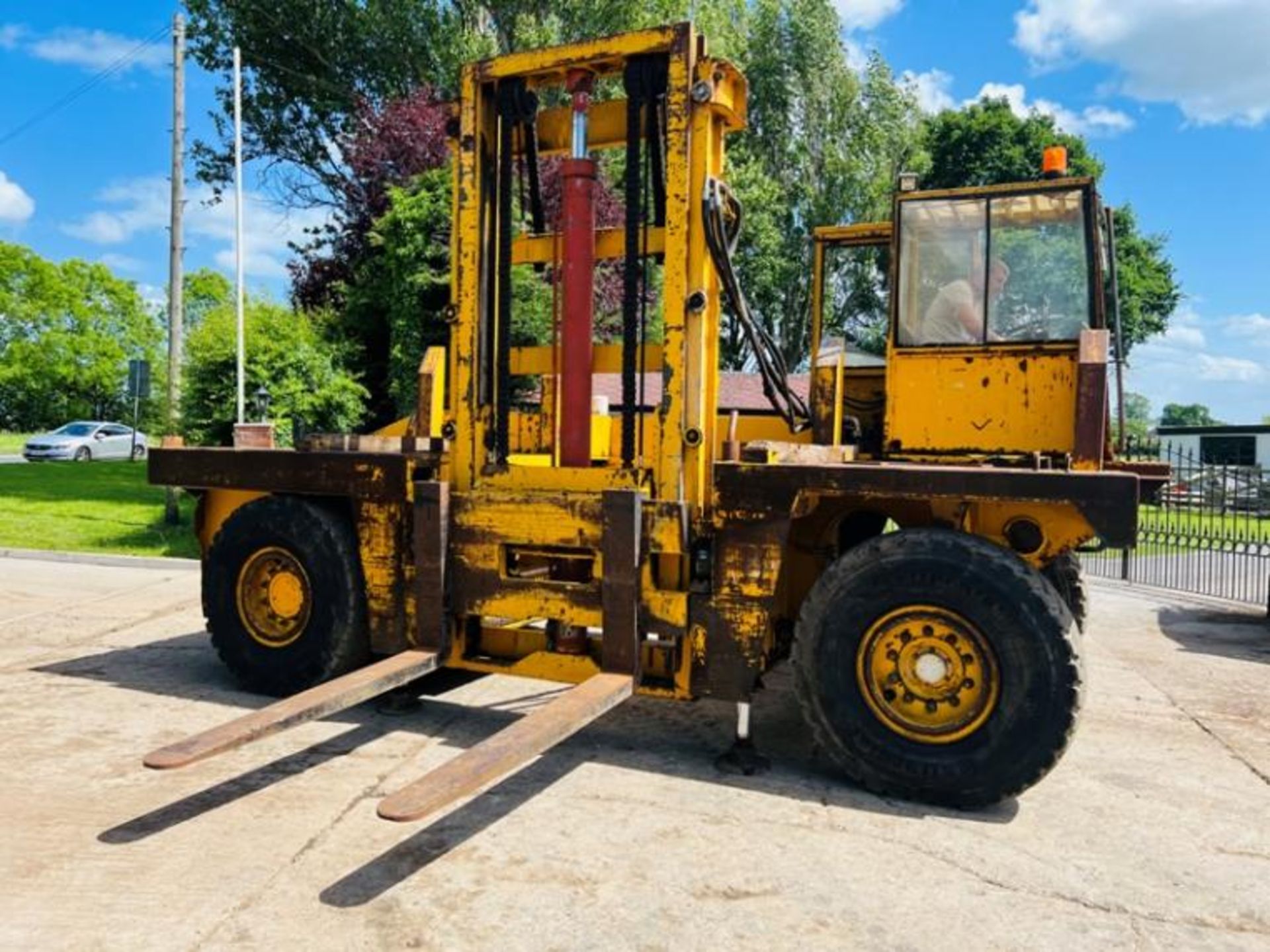 VC00003 SSP SIDE LOAD DIESEL FORKLIFT C/W 2 X HYDRAULIC SUPPORT LEGS ...