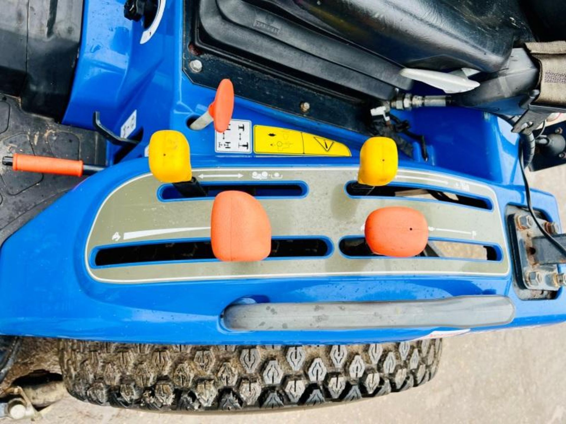 ISEKI TM3265 4WD COMPACT TRACTOR *446 HOURS* C/W MOWER DECK & ROLE BAR - Image 5 of 12