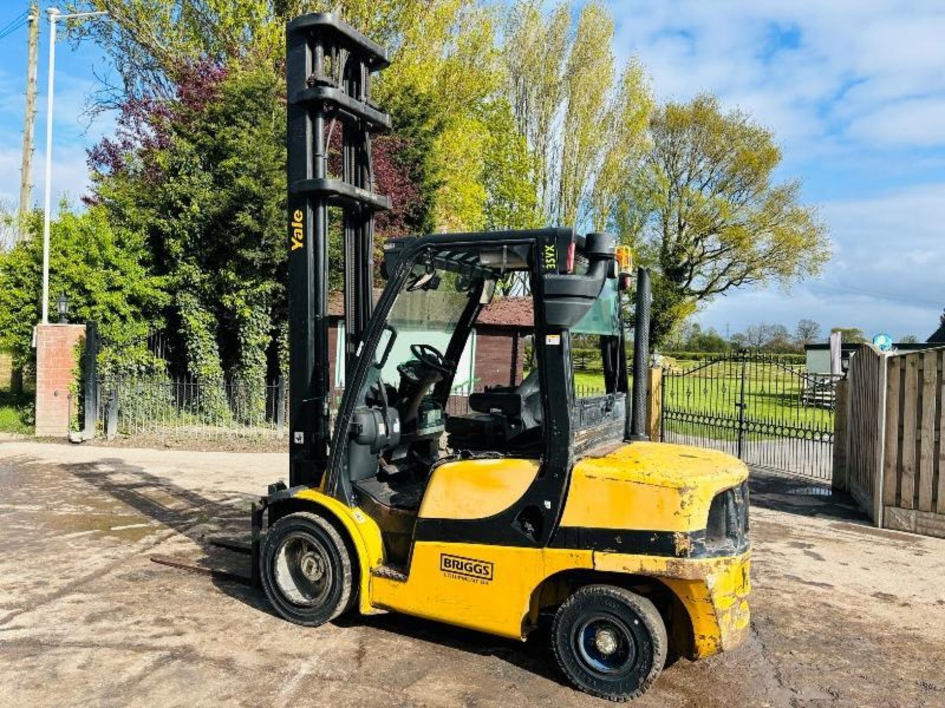 YALE GDP35 DIESEL FORKLIFT *YEAR 2011* C/W PALLET TINES & SIDE SHIFT  - Image 3 of 11