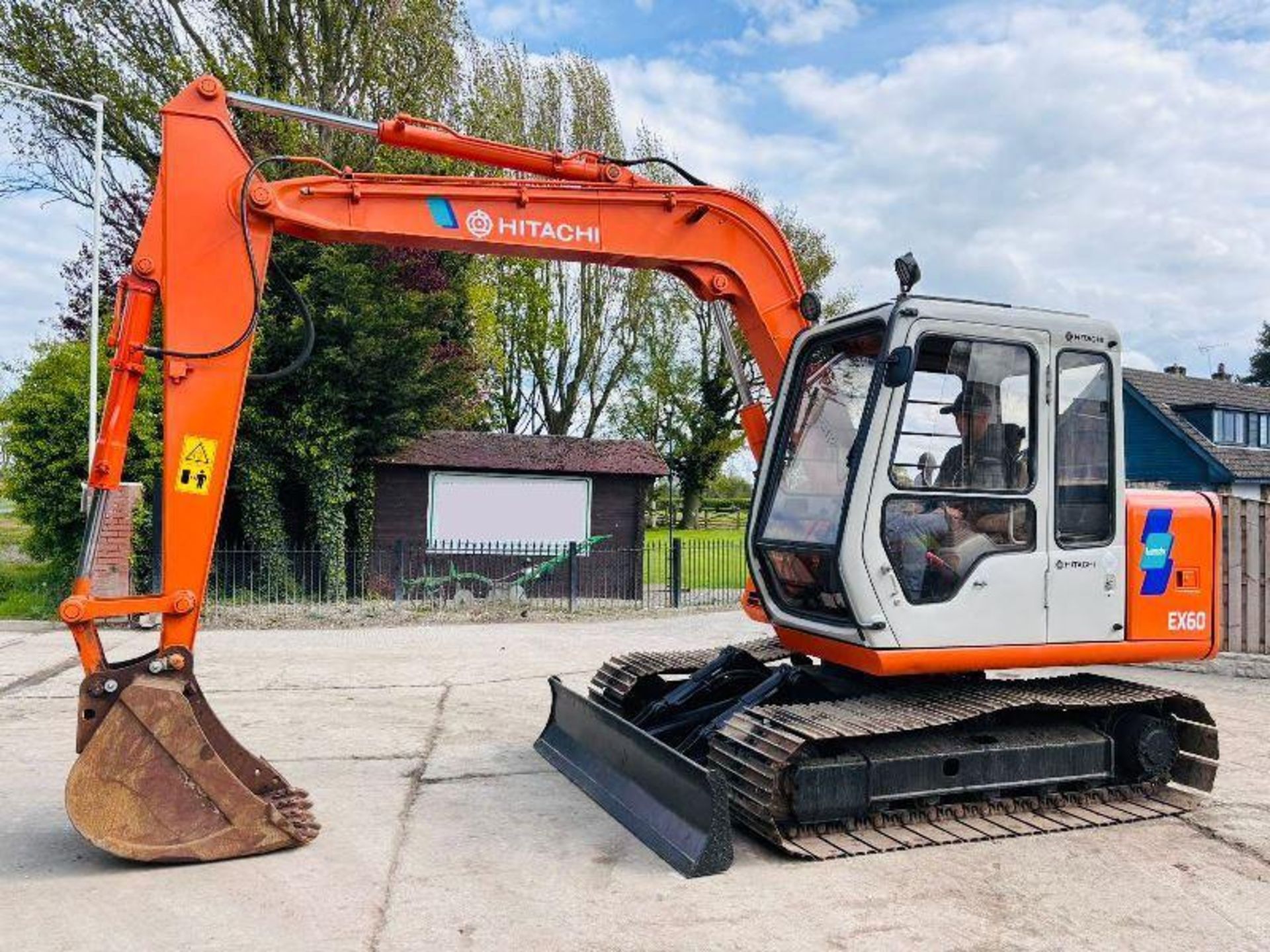 HITACHI EX60-2 TRACKED EXCAVATOR C/W FRONT BLADE 