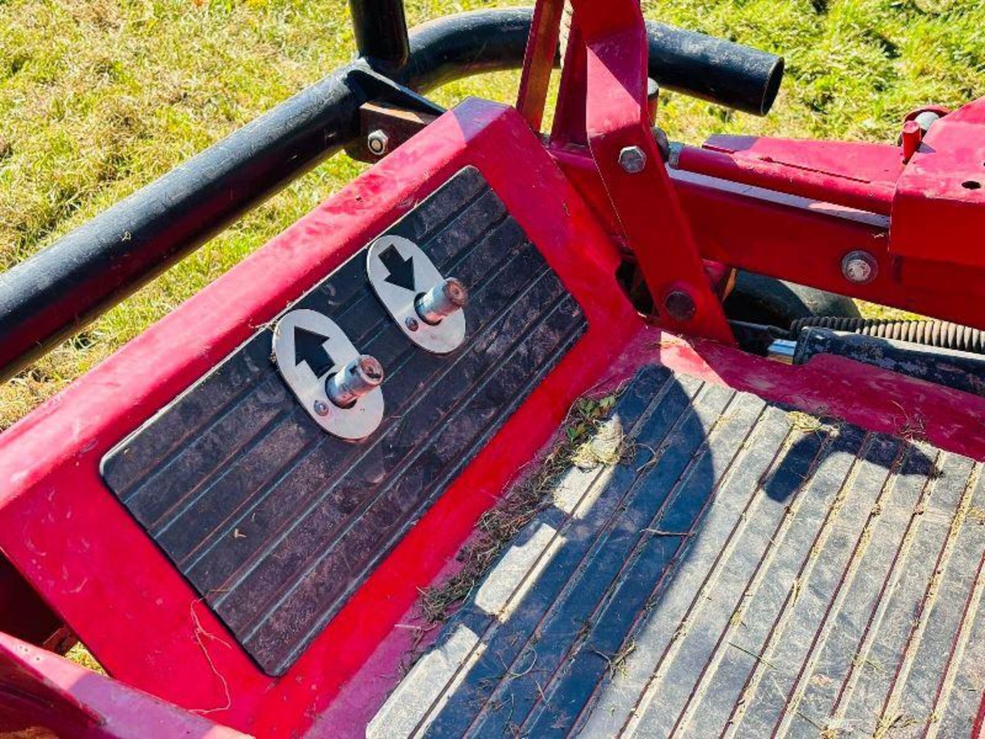 FERRIS DIESEL RIDE ZERO TURN MOWER C/W ROLE BAR  - Image 7 of 17