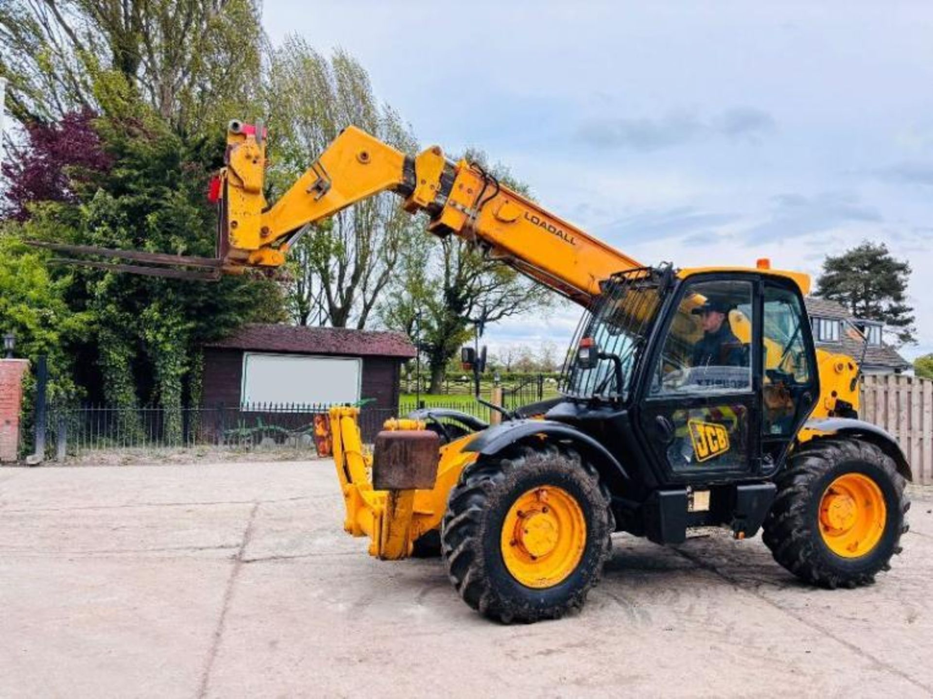 JCB 533-105 4WD TELEHANDLER *10.5 METER REACH* C/W PALLET TINES  - Image 14 of 17