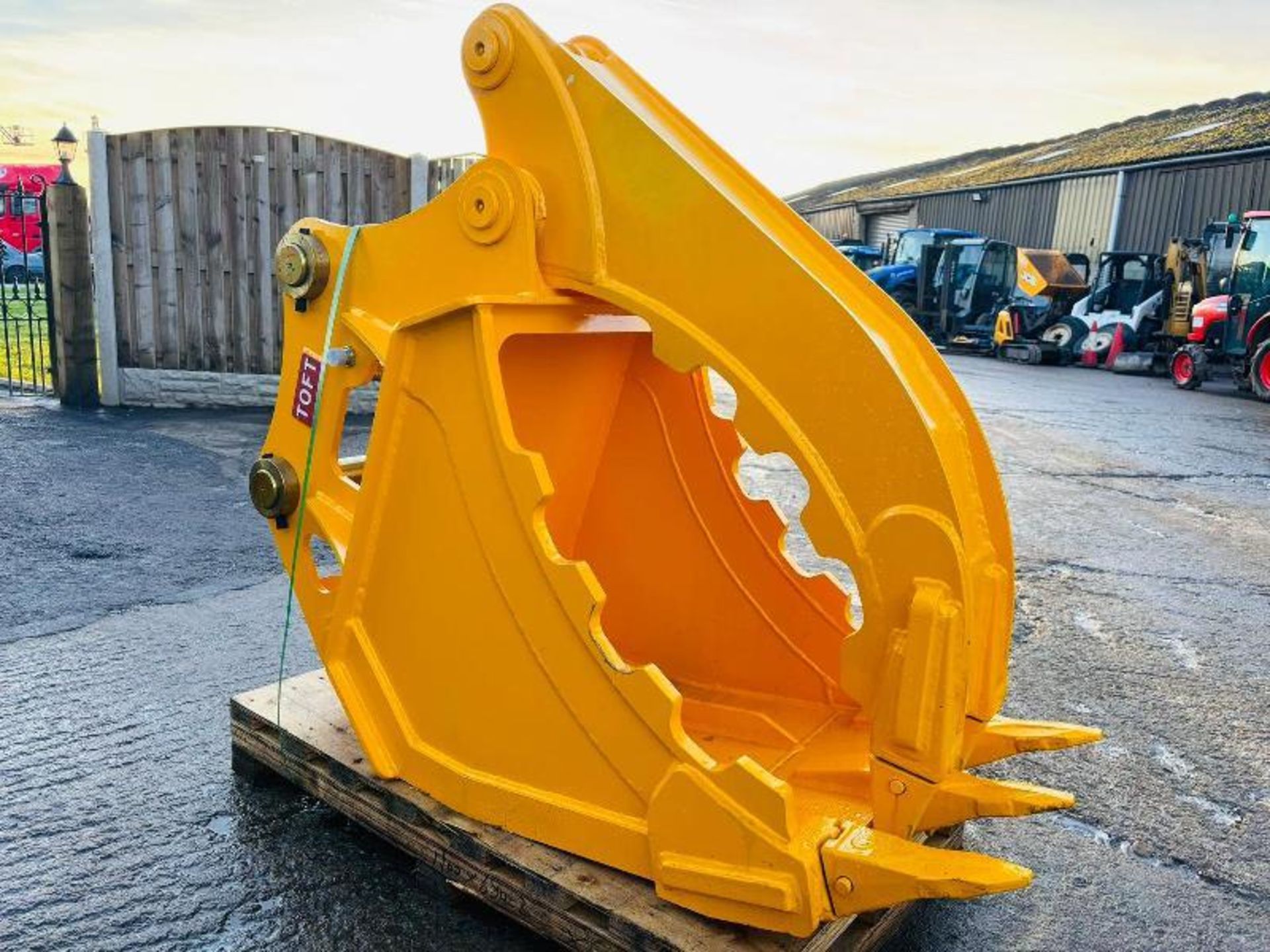 UNUSED TOFT06B THUMB BUCKET C/W 65MM PINS *YEAR 2023* TO SUIT 13 TON - Image 8 of 9