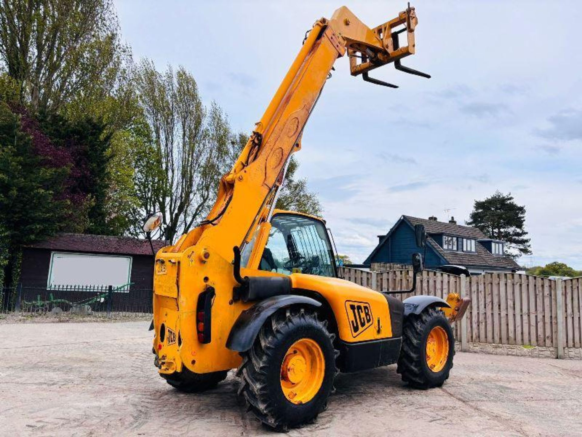 JCB 533-105 4WD TELEHANDLER *10.5 METER REACH* C/W PALLET TINES  - Image 16 of 17