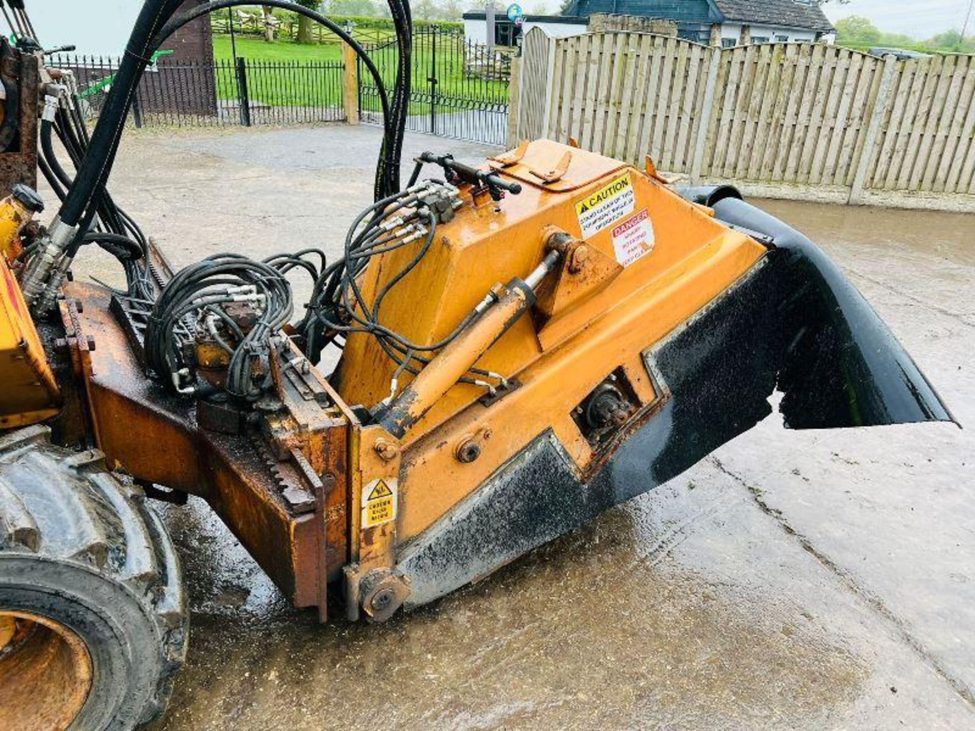 CASE 660 4WD TRENCHER C/W FRONT BLADE & WEIGHTS - Image 15 of 17