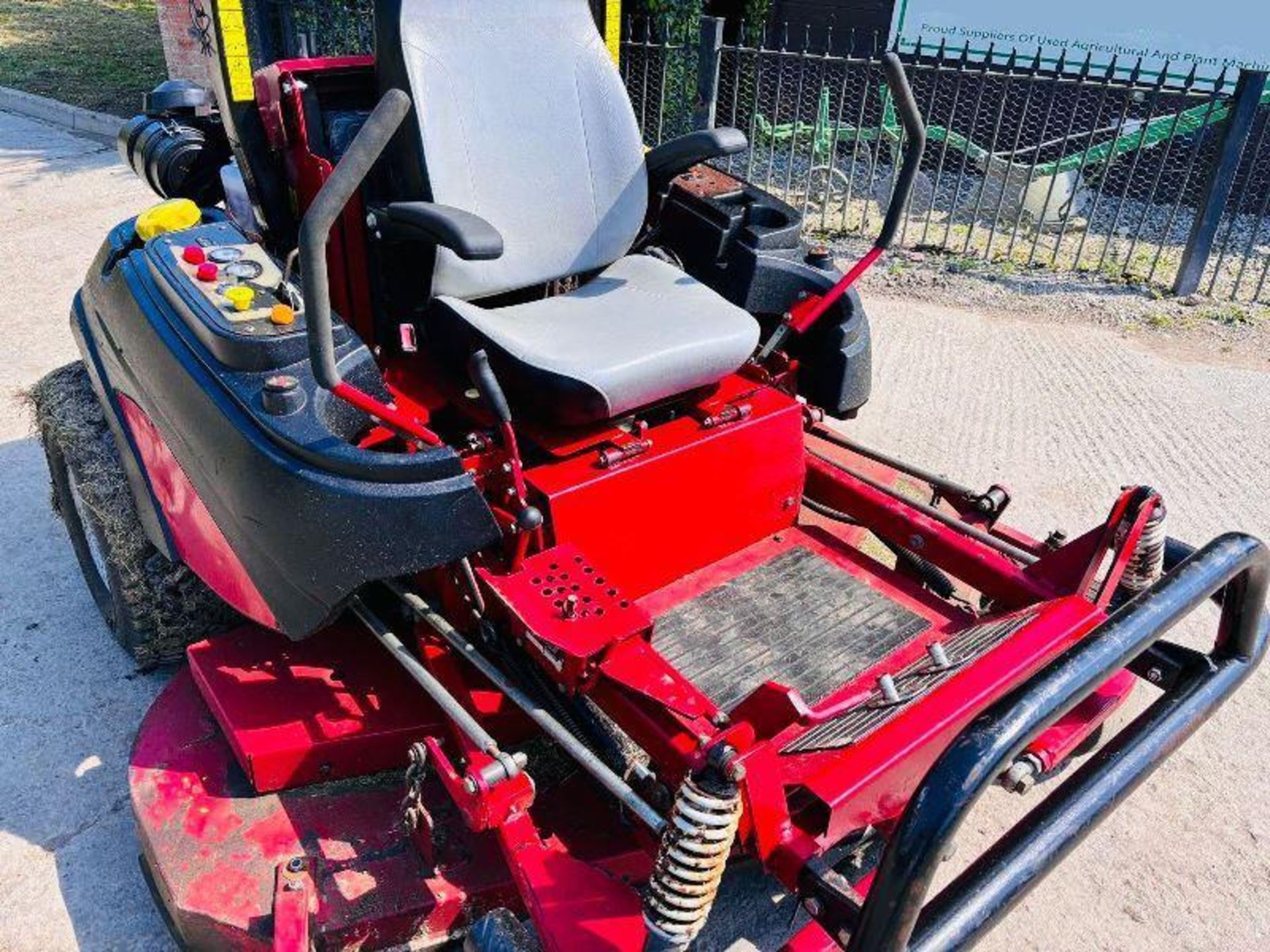 FERRIS DIESEL RIDE ZERO TURN MOWER C/W ROLE BAR  - Image 17 of 17