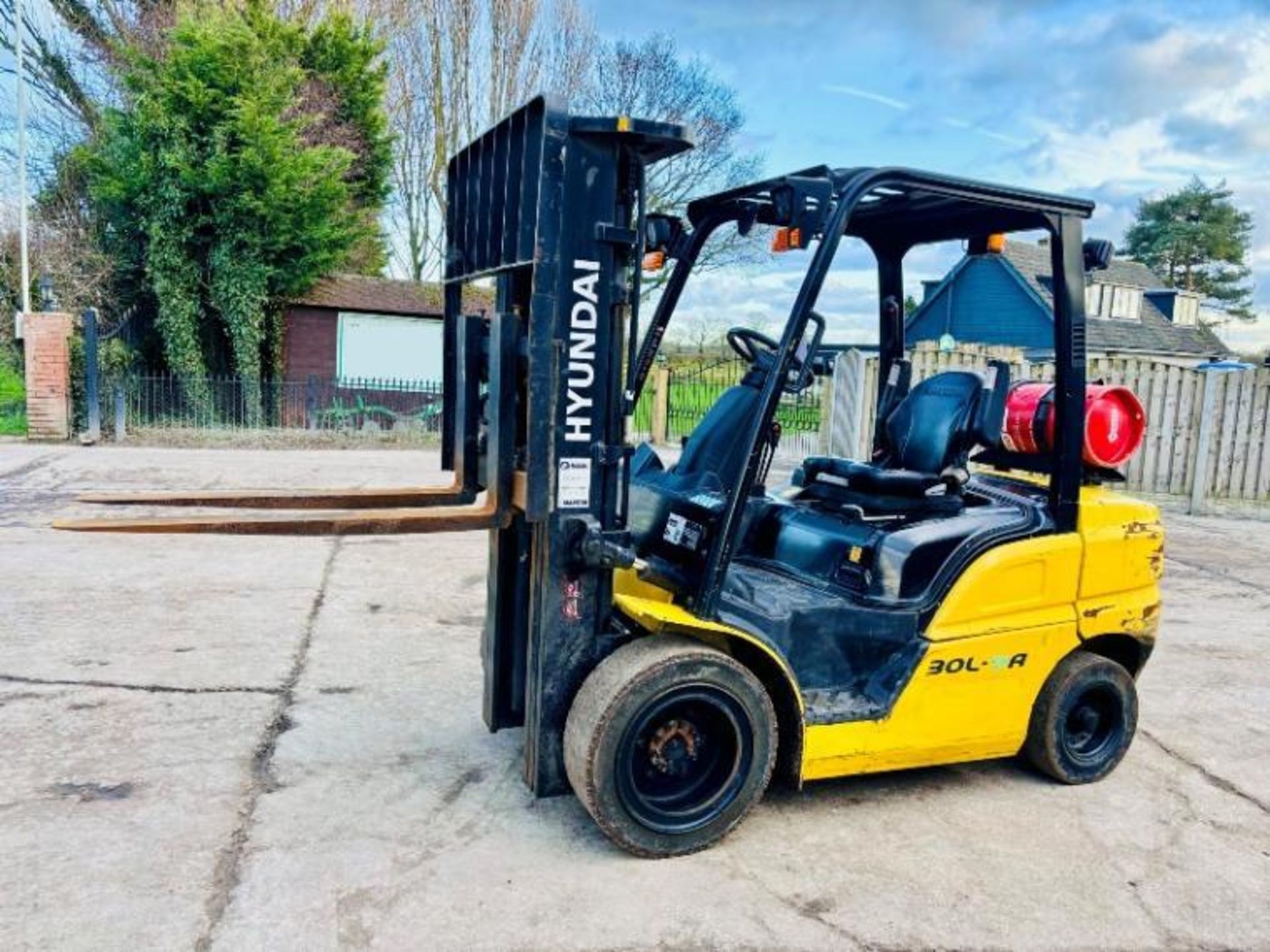 HYUNDAI 25L-9A CONTAINER SPEC FORKLIFT *YEAR 2017, 2956 HOURS* C/W SIDE SHIFT - Image 13 of 16
