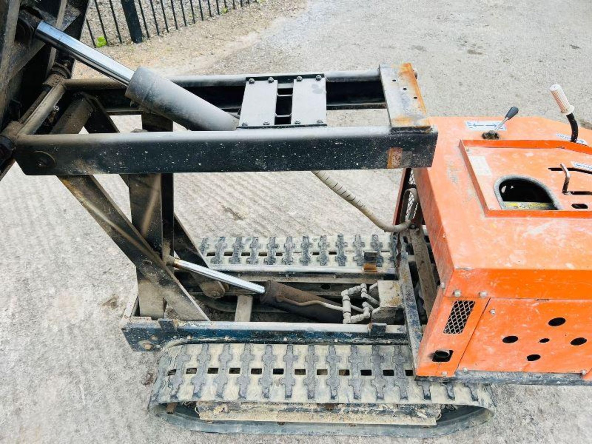 WINBULL WB600 HIGH TIP TRACKED DUMPER C/W MANAL GEAR BOX - Bild 6 aus 13