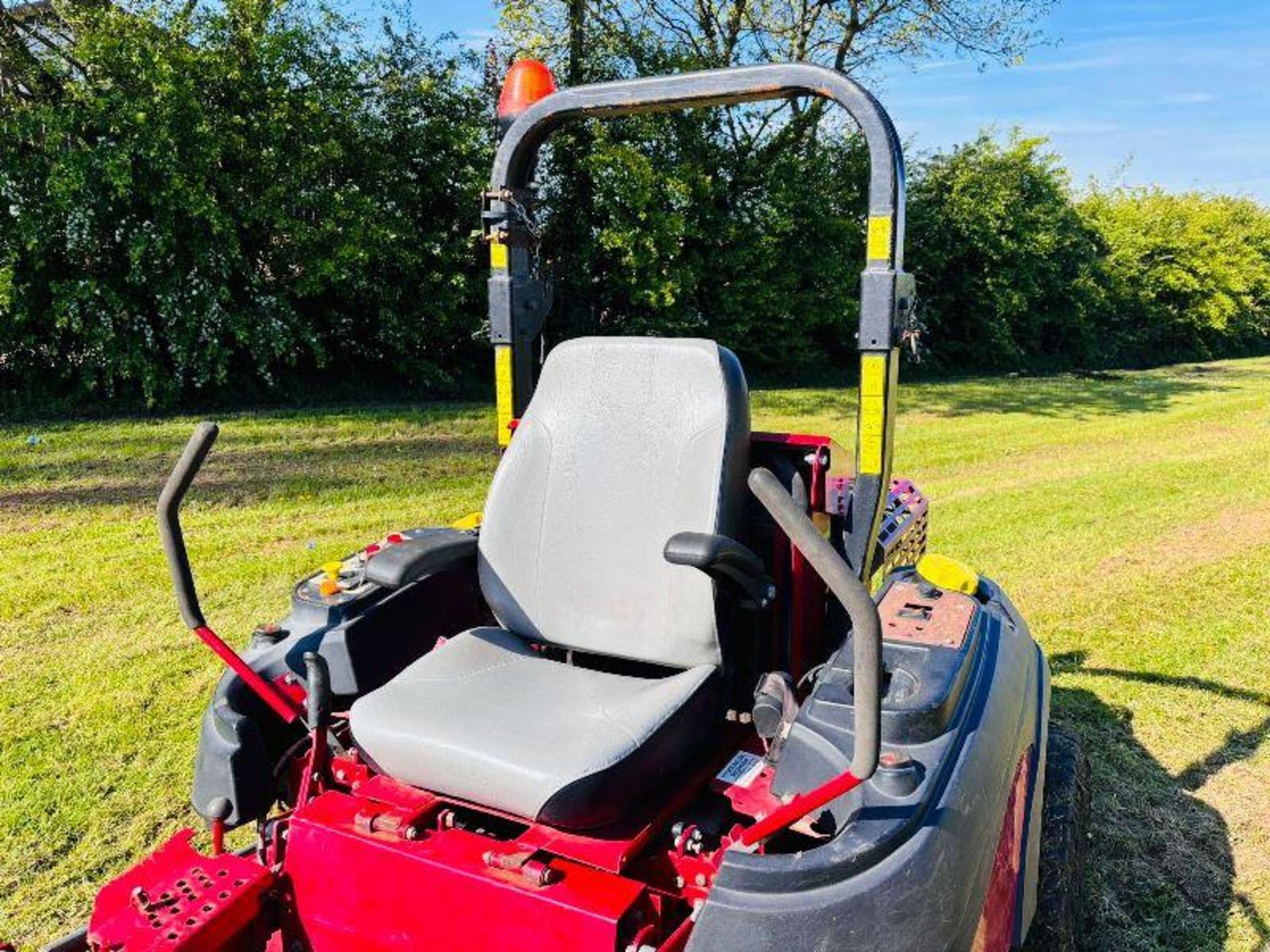 FERRIS DIESEL RIDE ZERO TURN MOWER C/W ROLE BAR  - Image 4 of 17