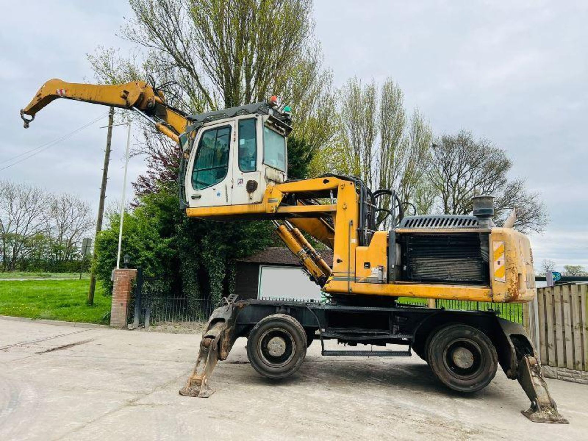 LIEBHERR 924 HIGH RISE CABIN SCRAP HANDLER *YEAR 2010* - Image 3 of 17