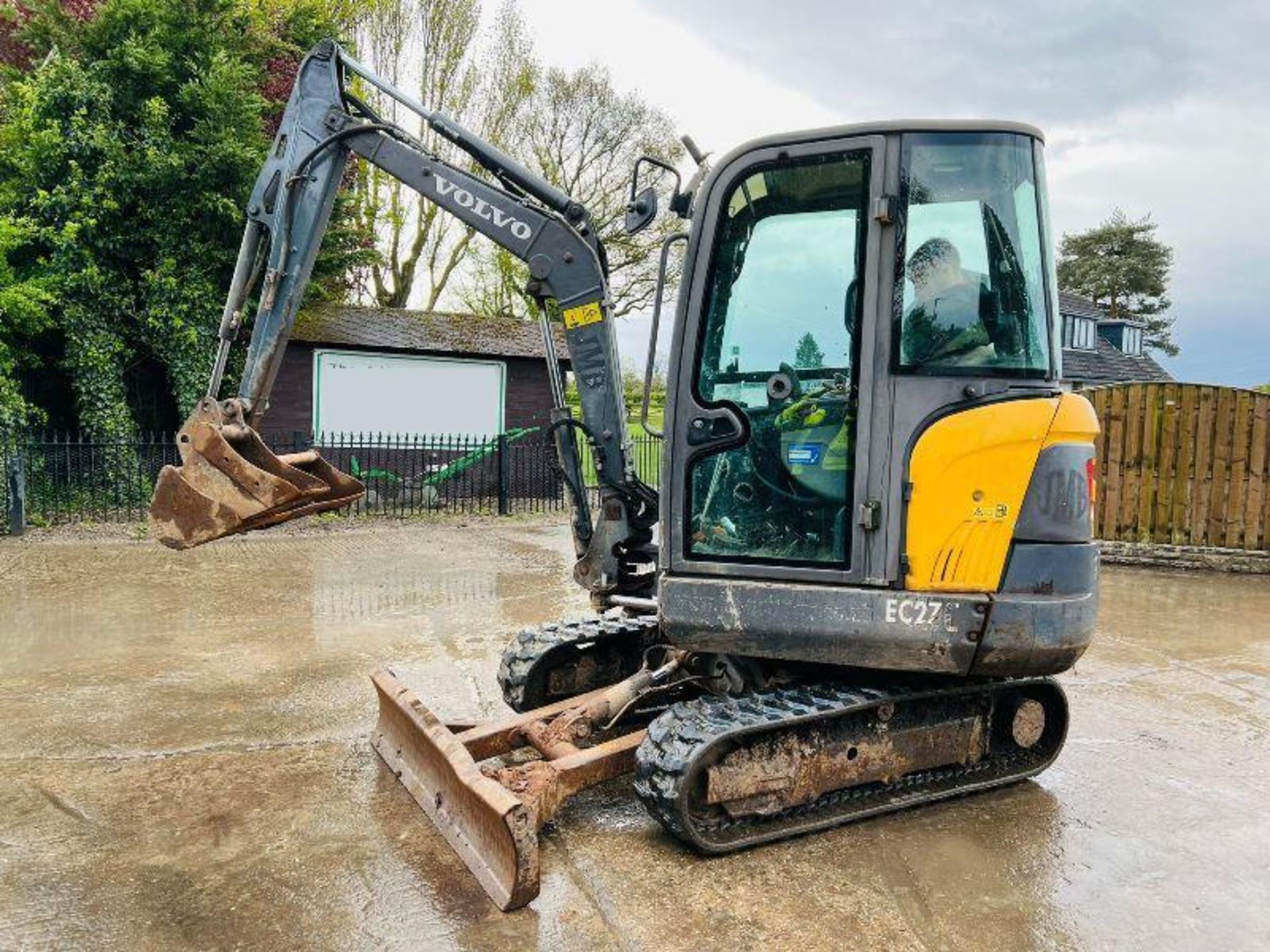 VOLVO EC27 TRACKED EXCAVATOR *YEAR 2011, 2670 HOURS* C/W QUICK HITCH - Image 3 of 15