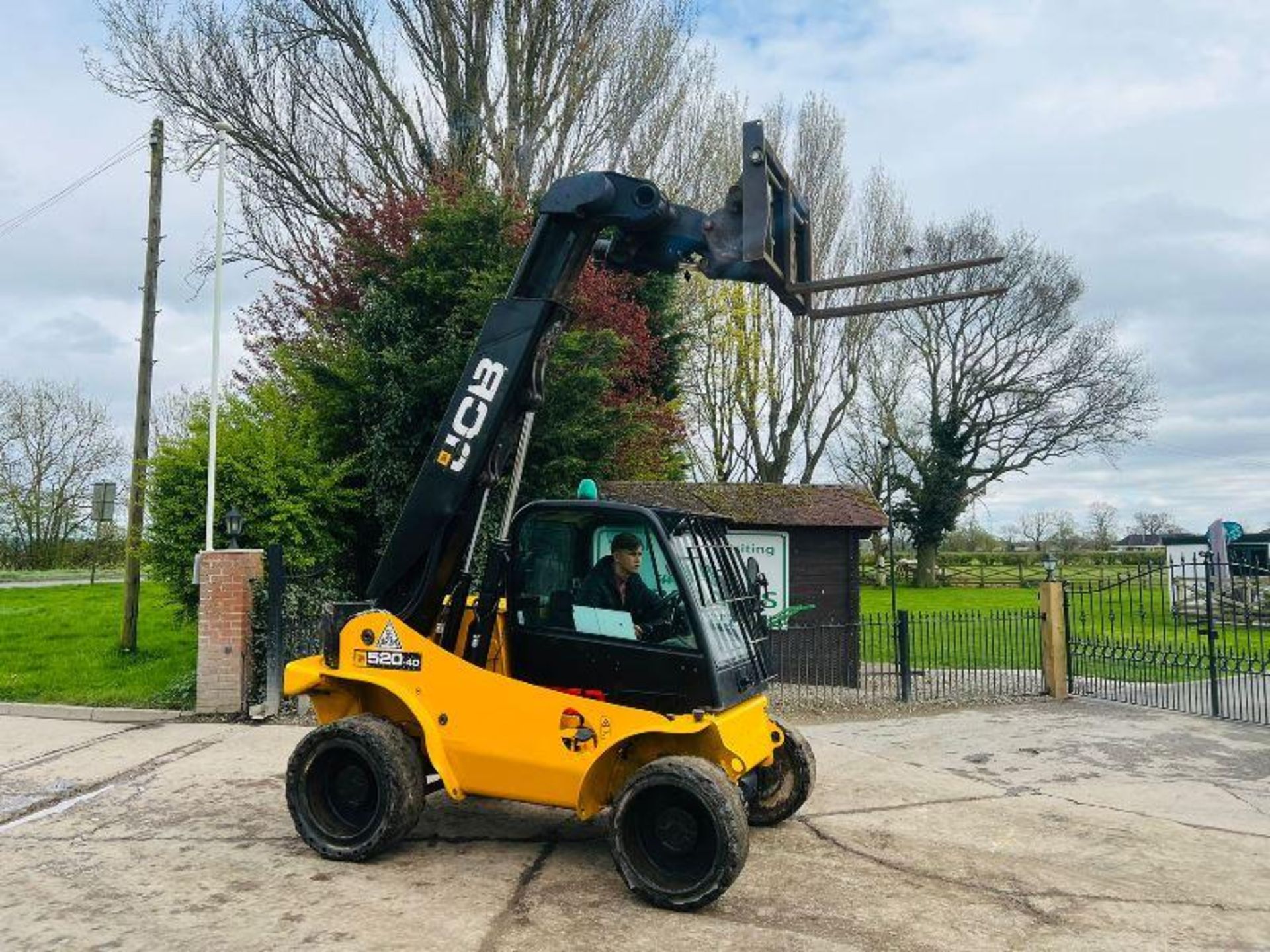 JCB 520-40 4WD TELEHANDLER *YEAR 2017* C/W PALLET TINES