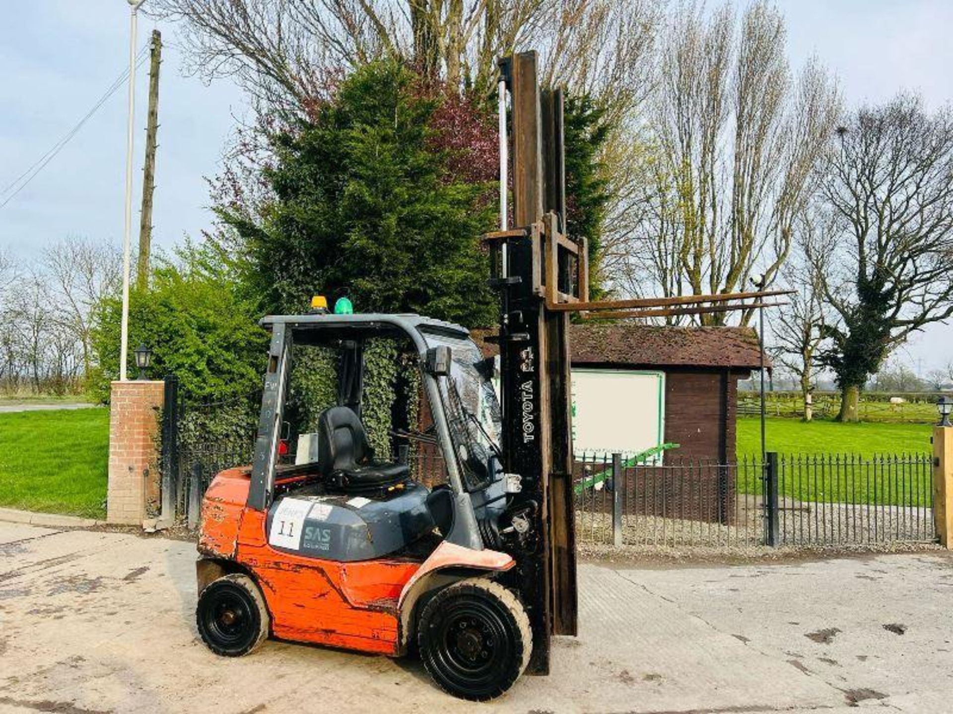 TOYOTA 25 DIESEL FORKLIFT C/W PALLET TINES - Image 9 of 12