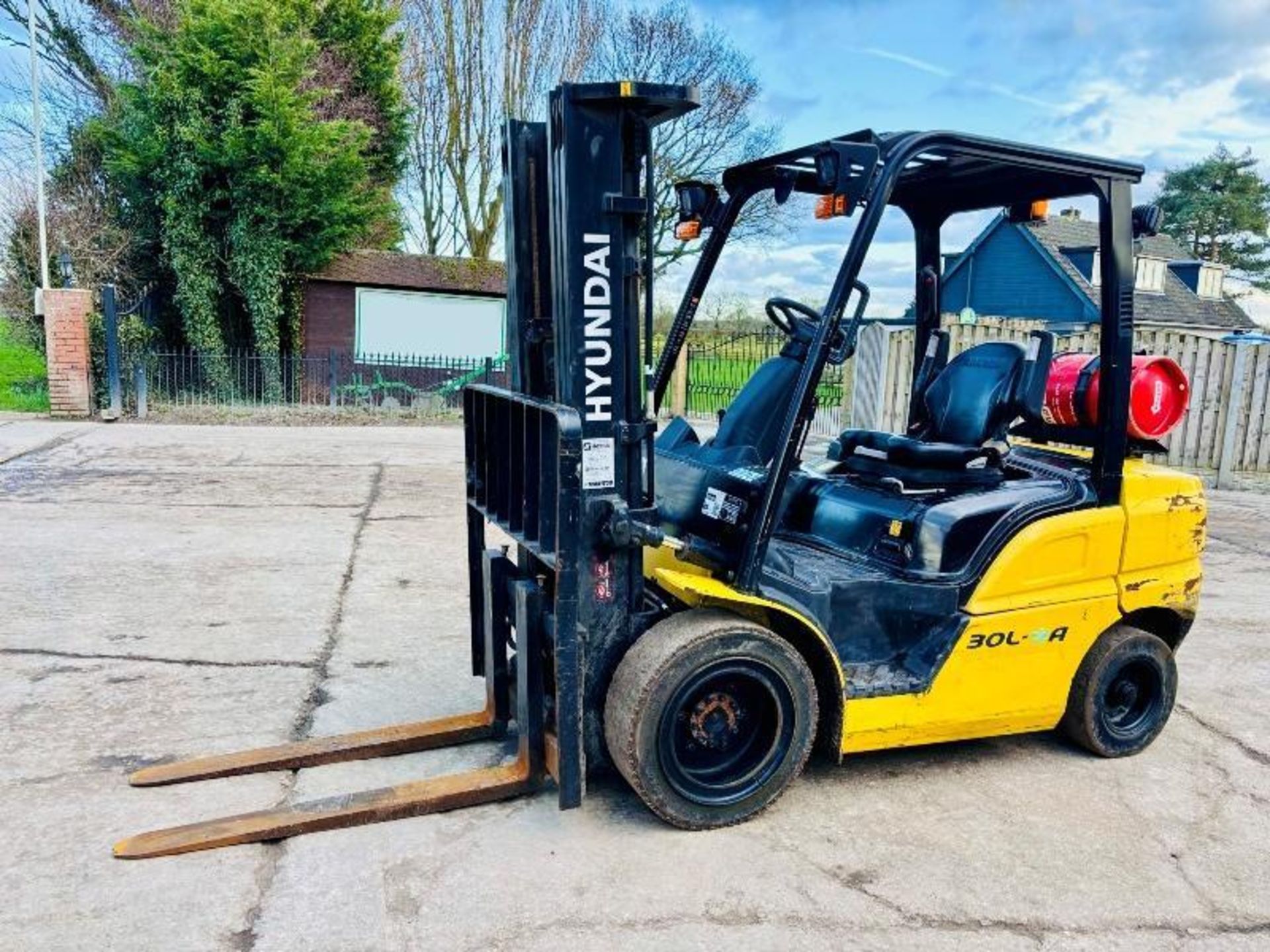 HYUNDAI 25L-9A CONTAINER SPEC FORKLIFT *YEAR 2017, 2956 HOURS* C/W SIDE SHIFT - Image 3 of 16